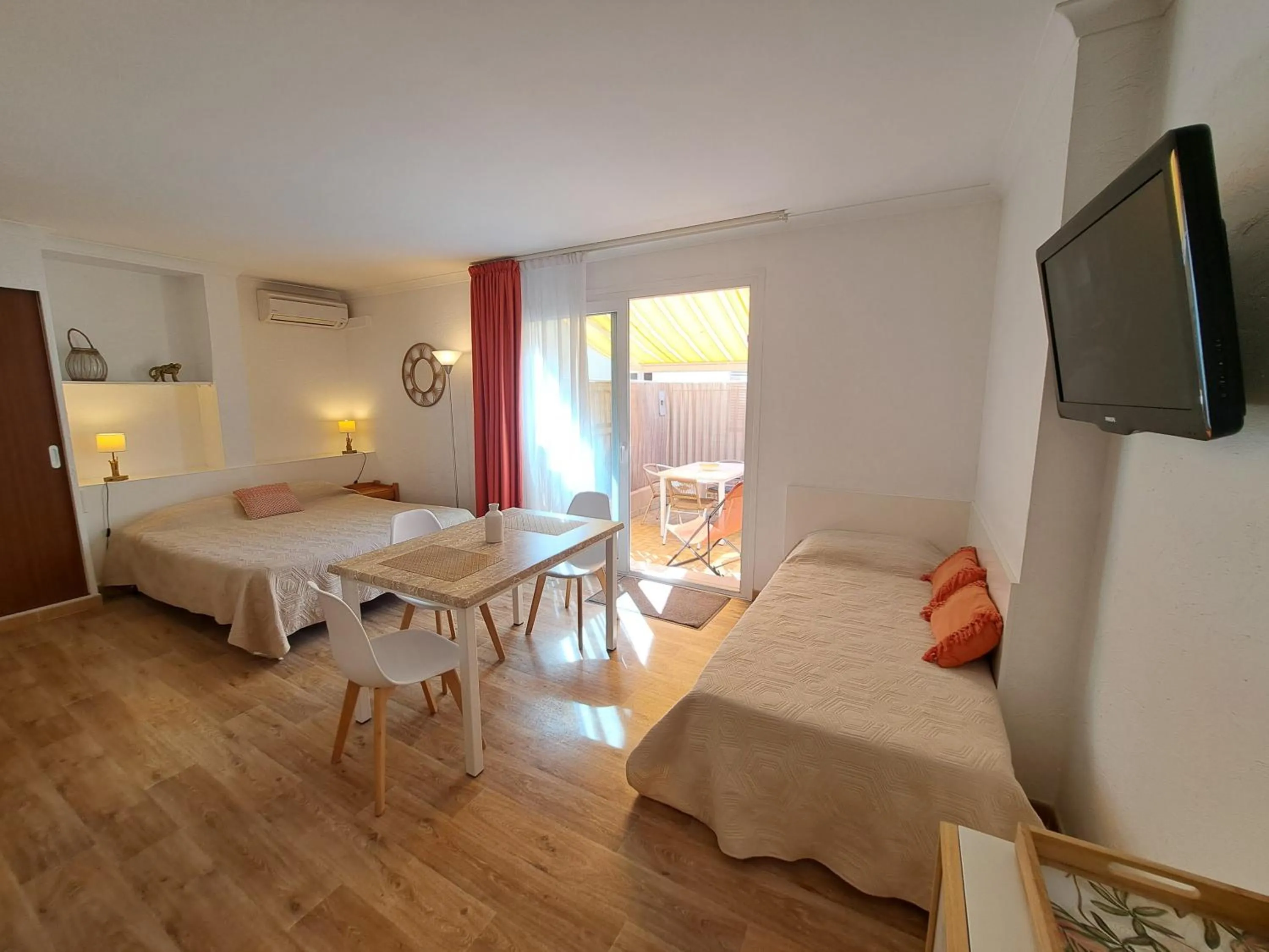 Photo of the whole room, Bed in Residence Veles Plage