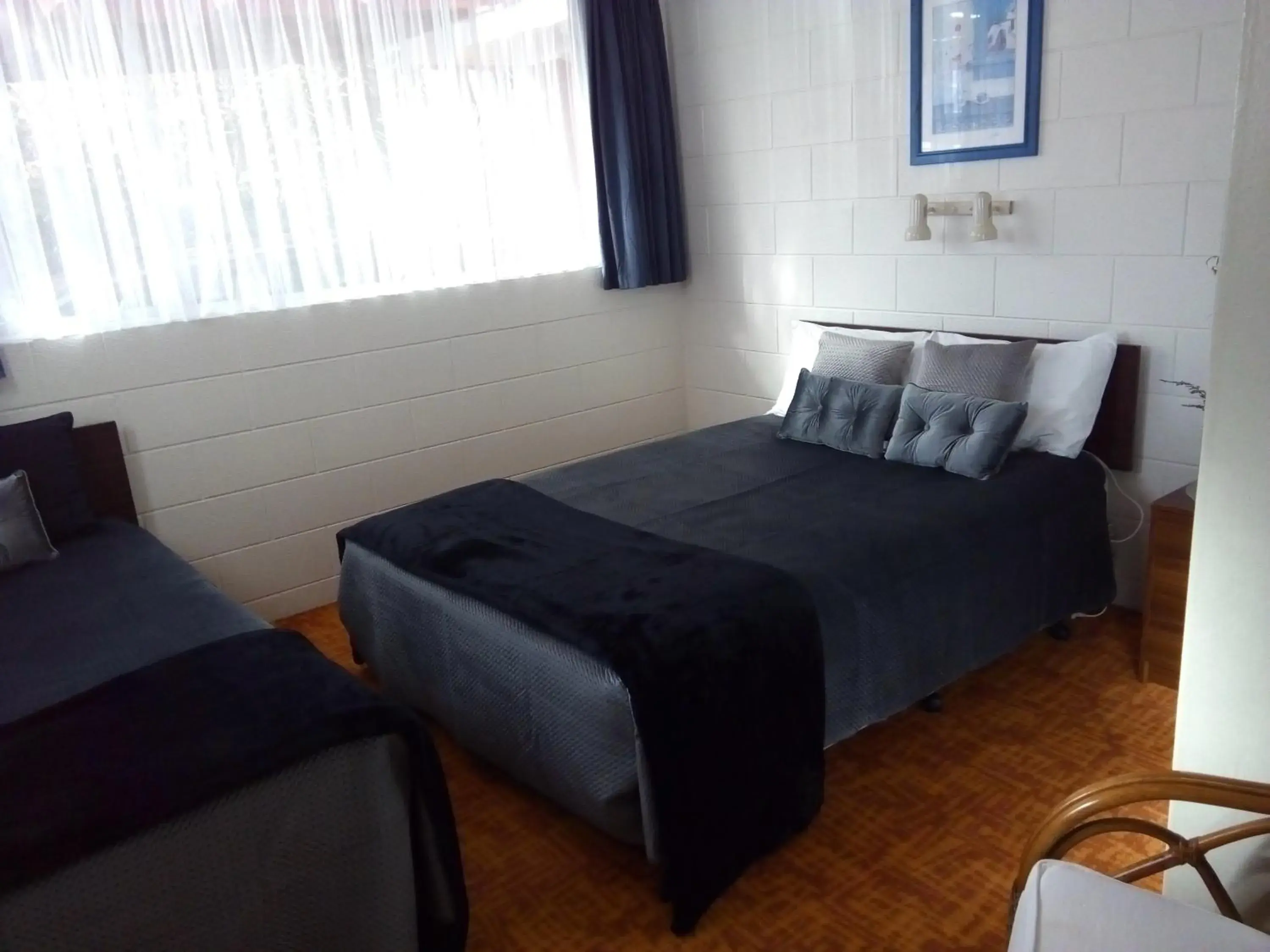 Deluxe Family Room in Redwood Lodge Motel Deluxe Family Room in Redwood Lodge Motel