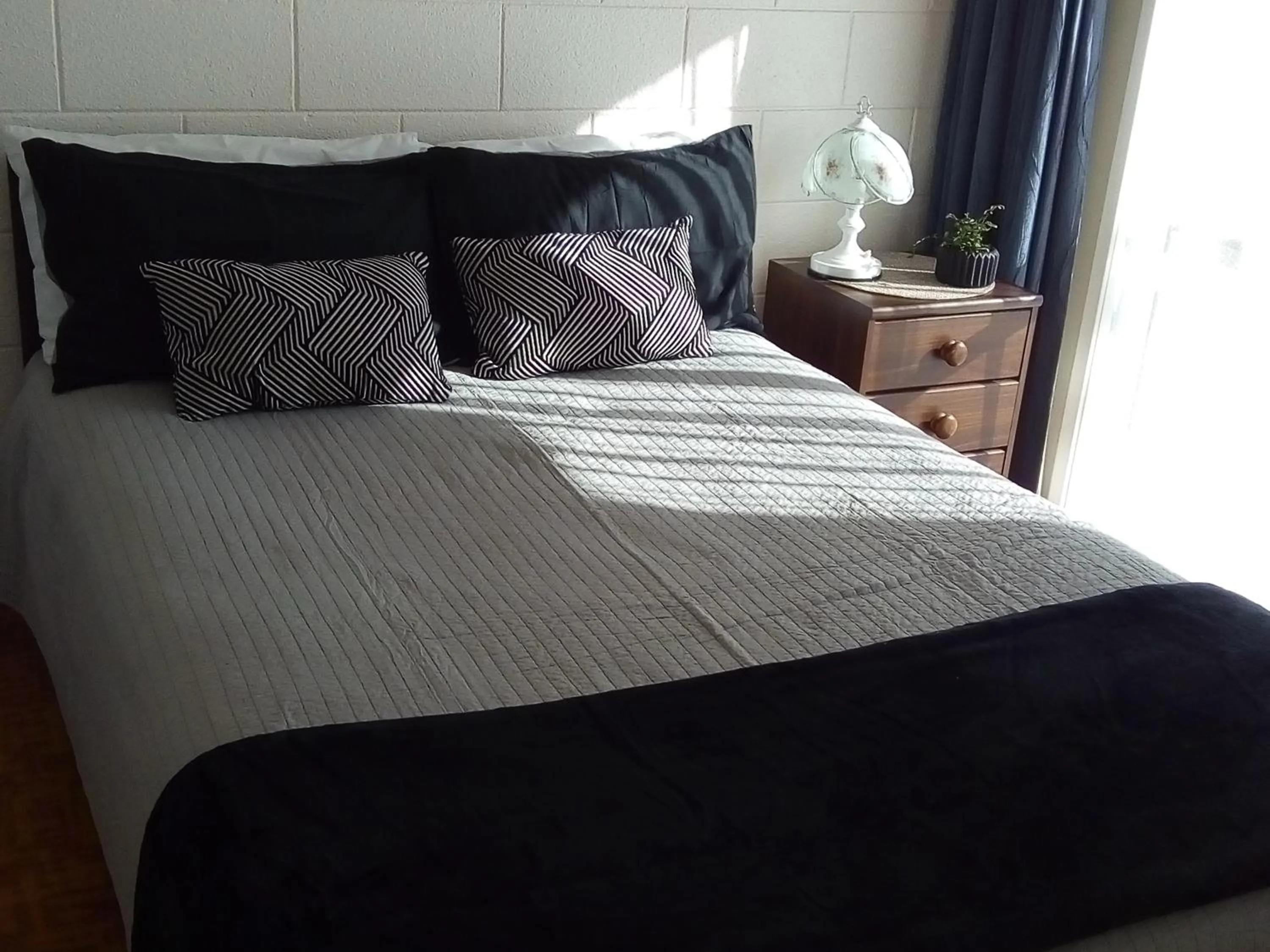 Bed in Redwood Lodge Motel