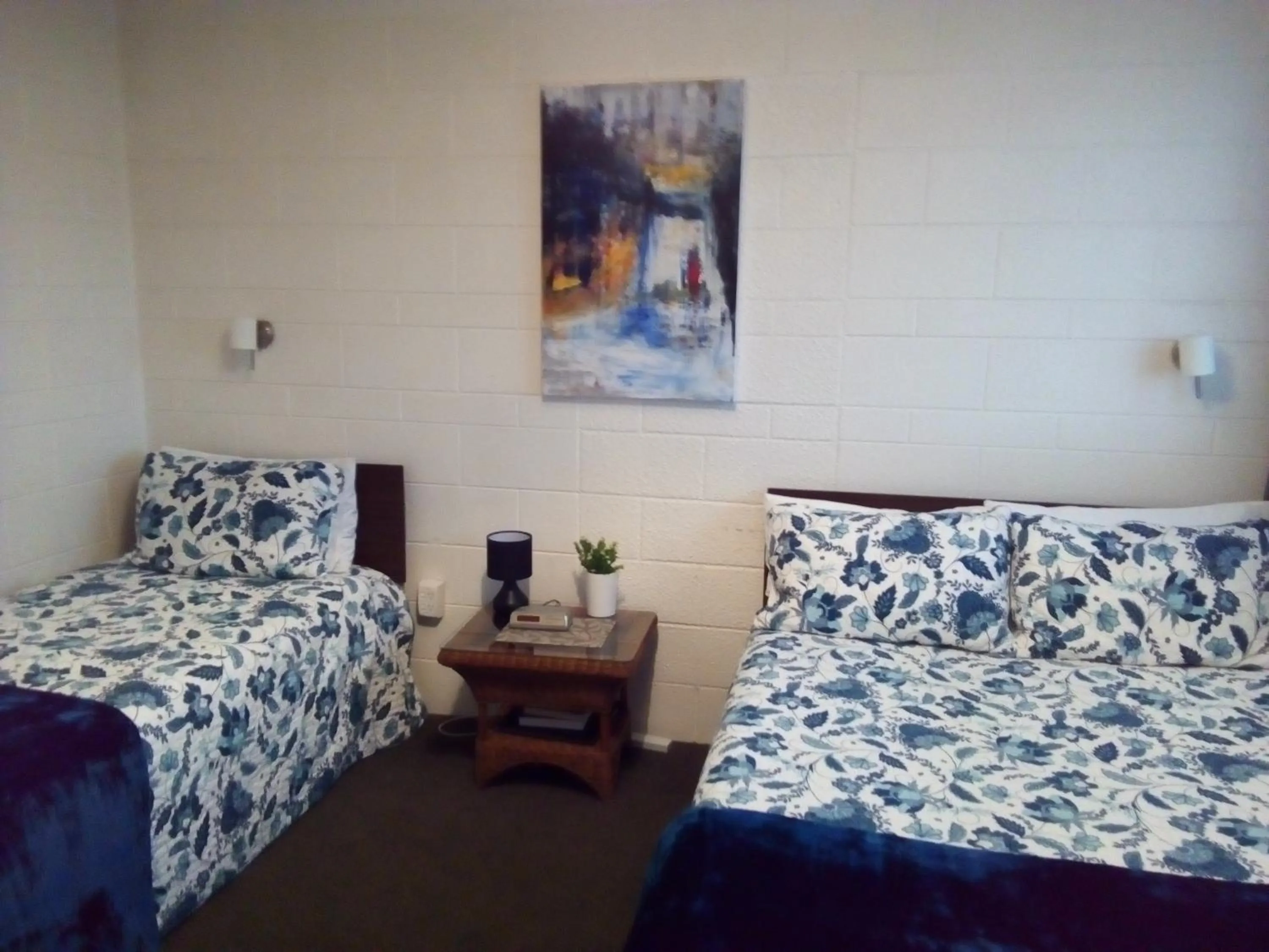 Bed in Redwood Lodge Motel