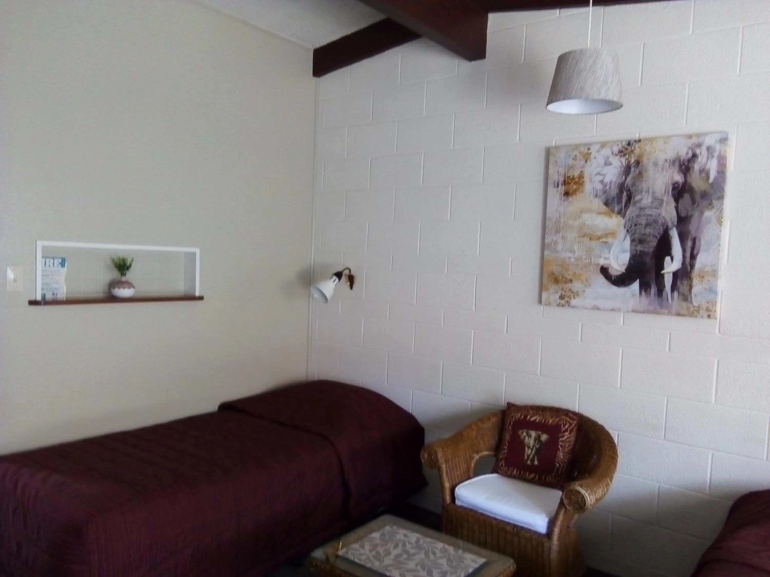 Bed in Redwood Lodge Motel