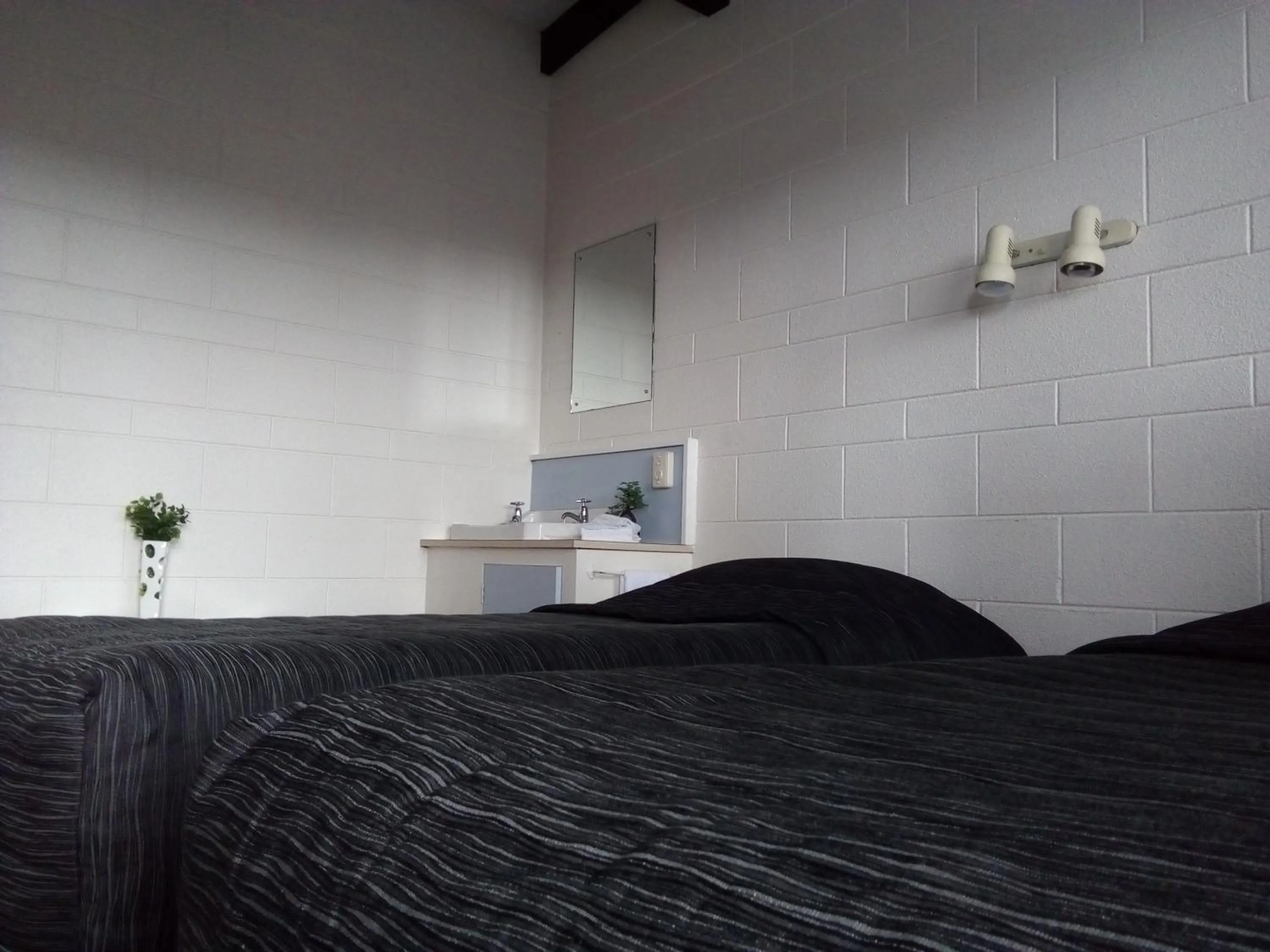 Bed in Redwood Lodge Motel