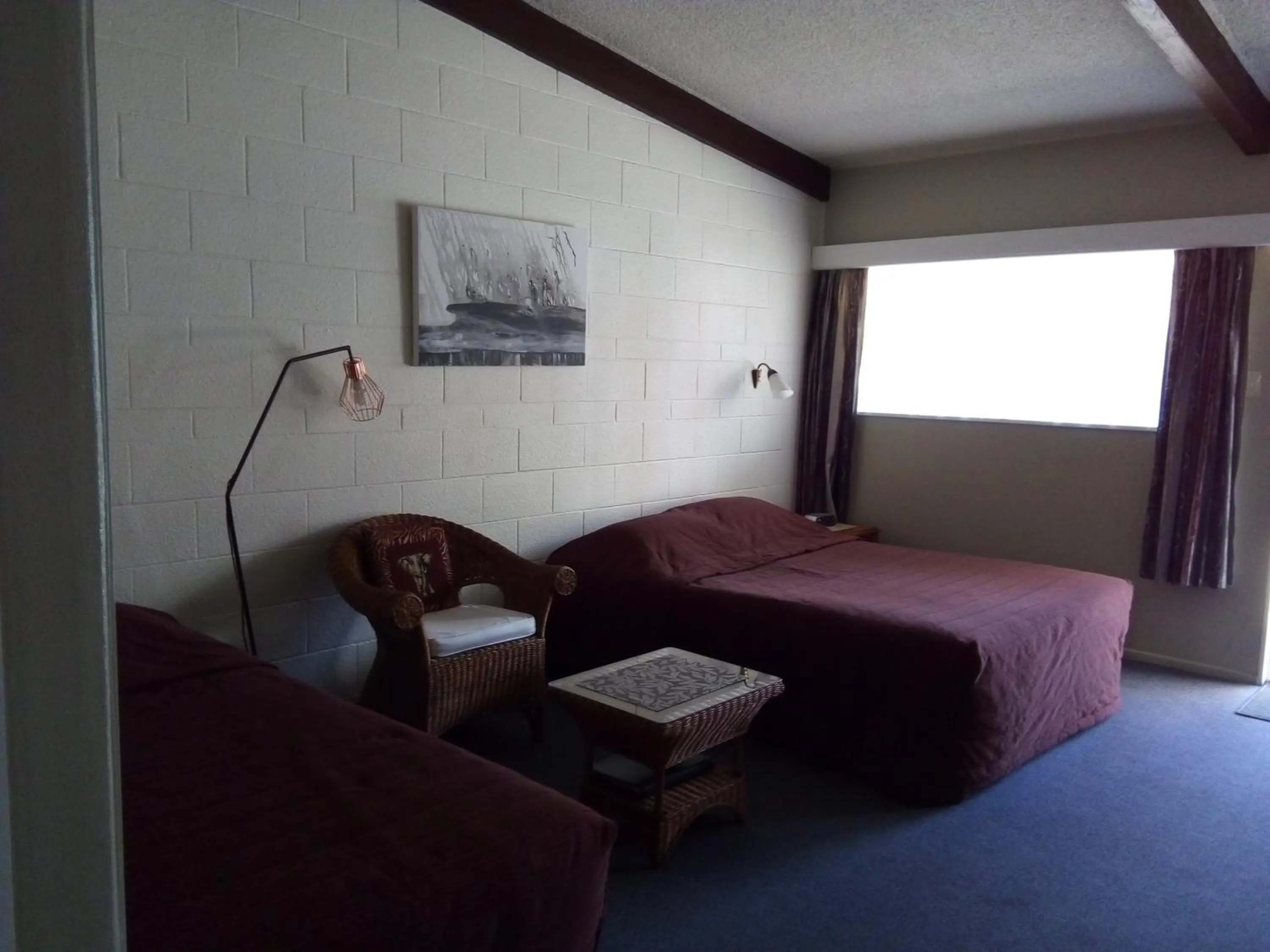 Bed in Redwood Lodge Motel