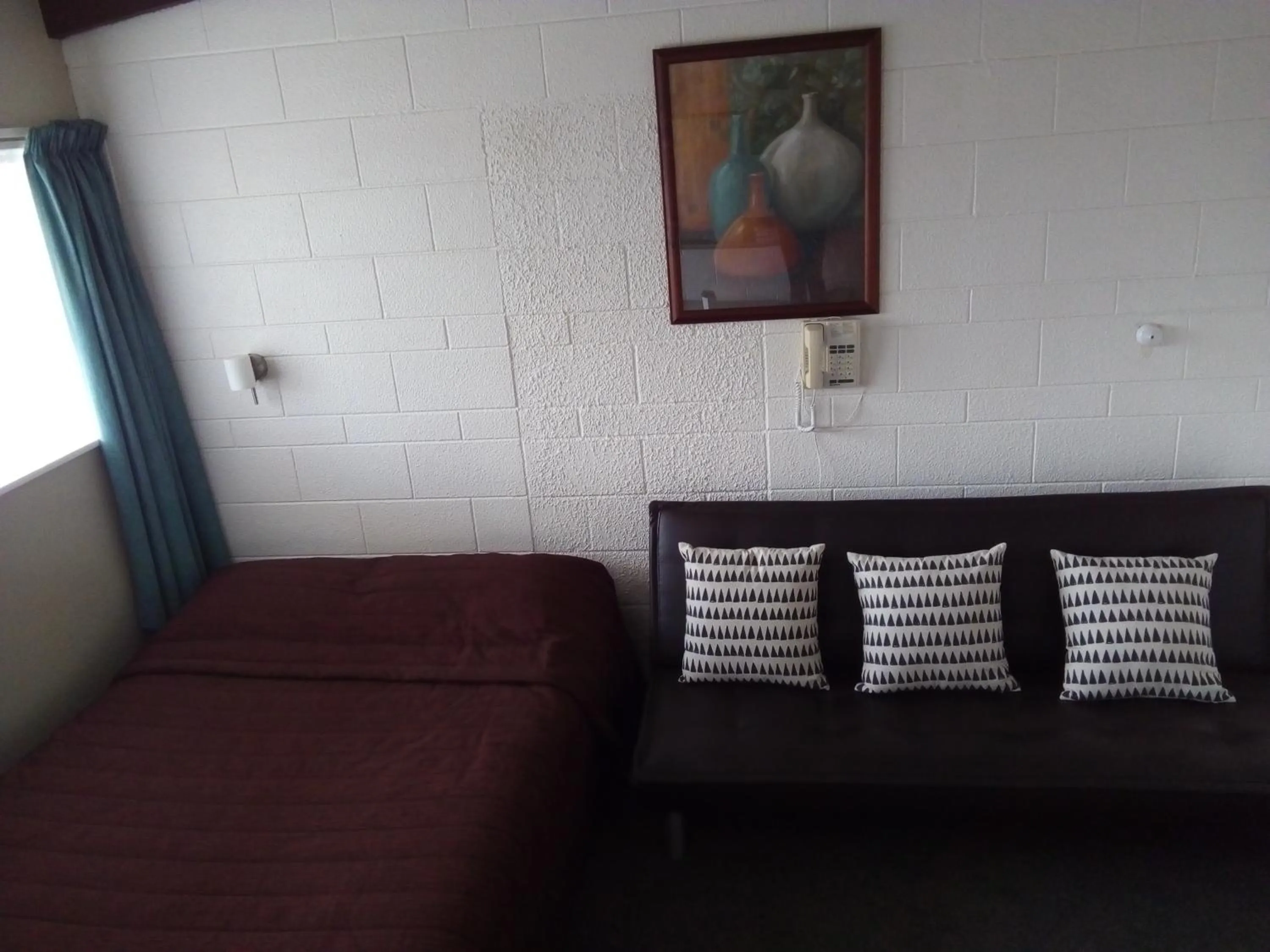 Bed in Redwood Lodge Motel