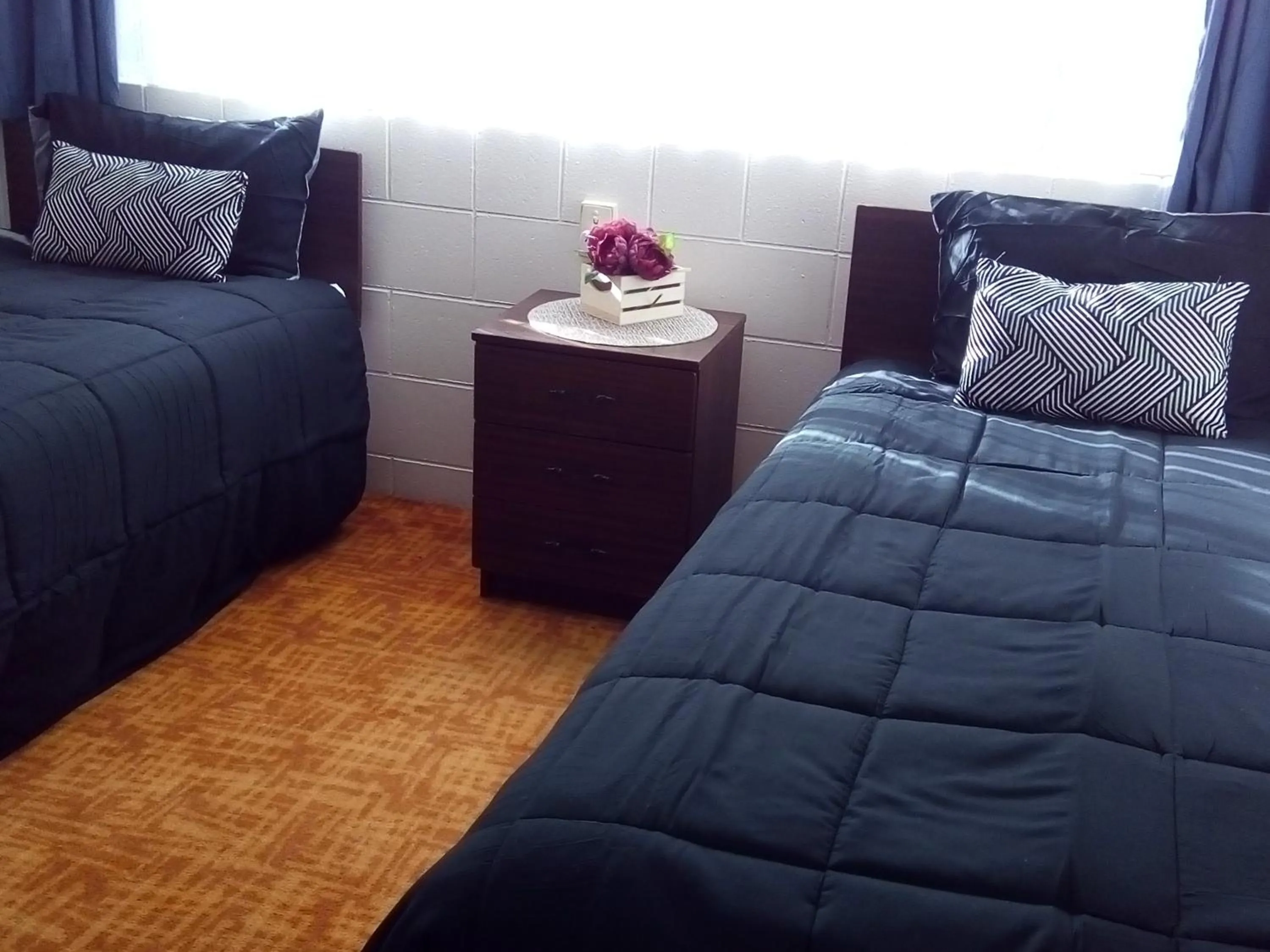 Bed in Redwood Lodge Motel