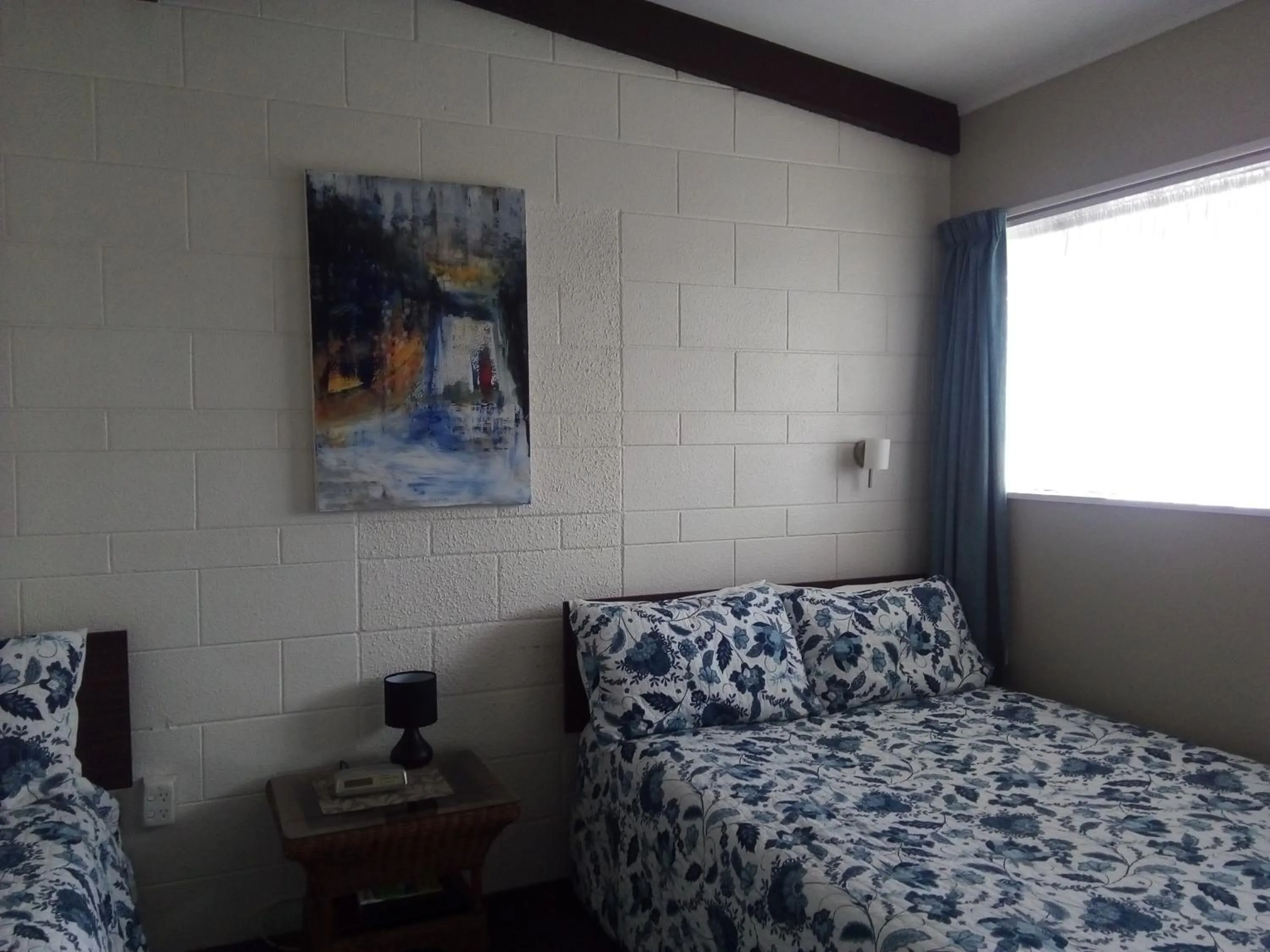 Bed in Redwood Lodge Motel