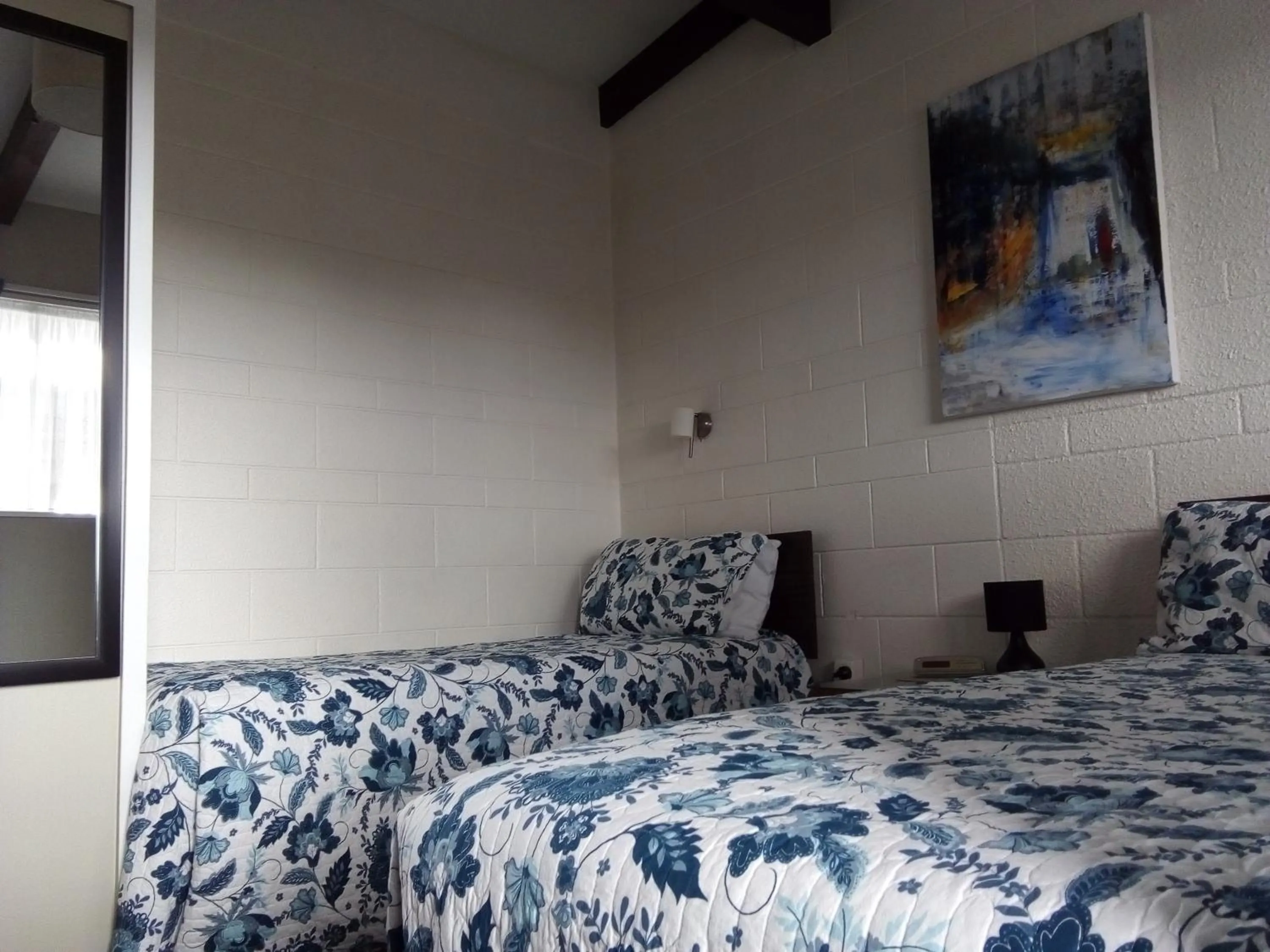 Bed in Redwood Lodge Motel