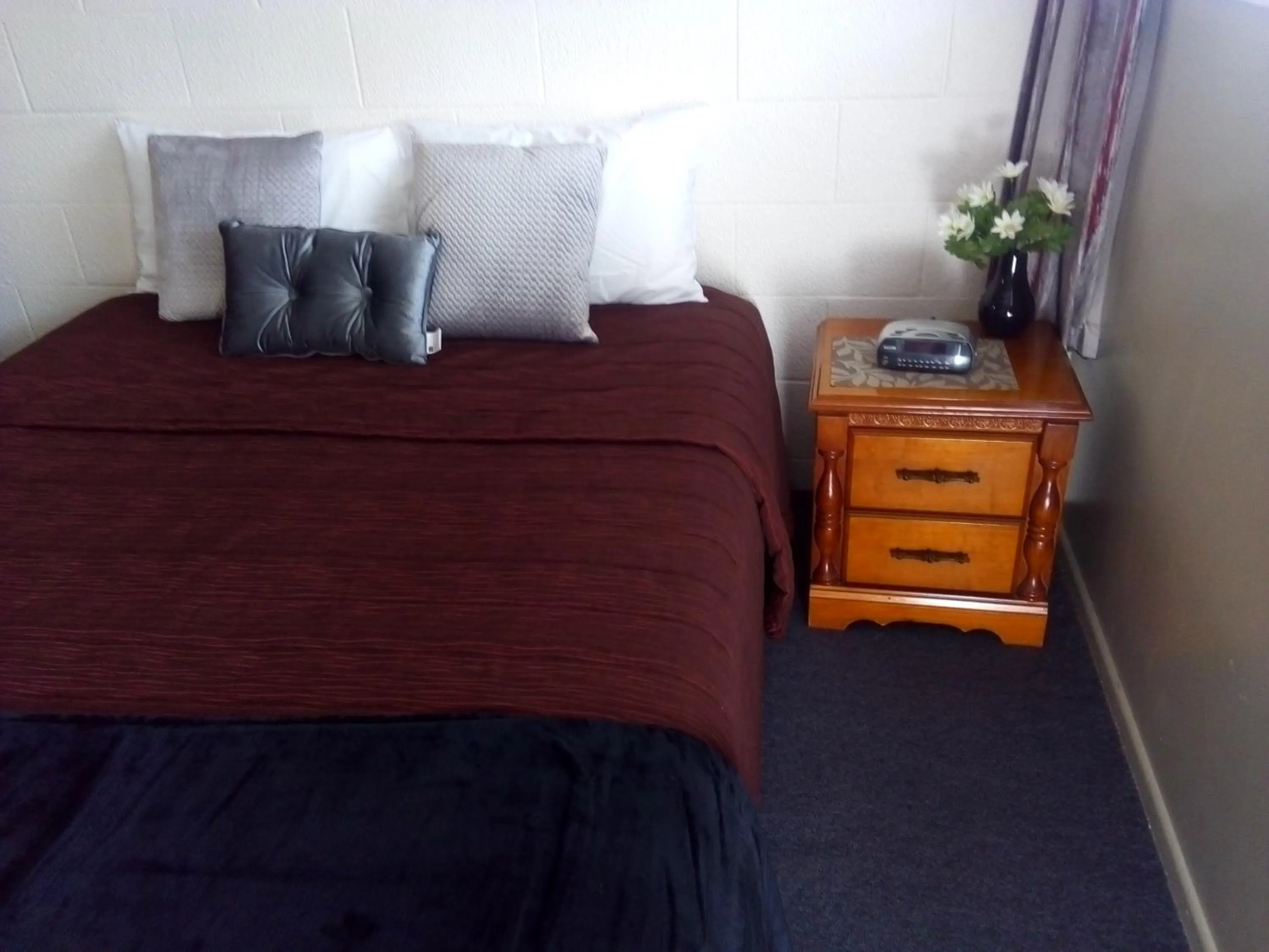 Bed in Redwood Lodge Motel