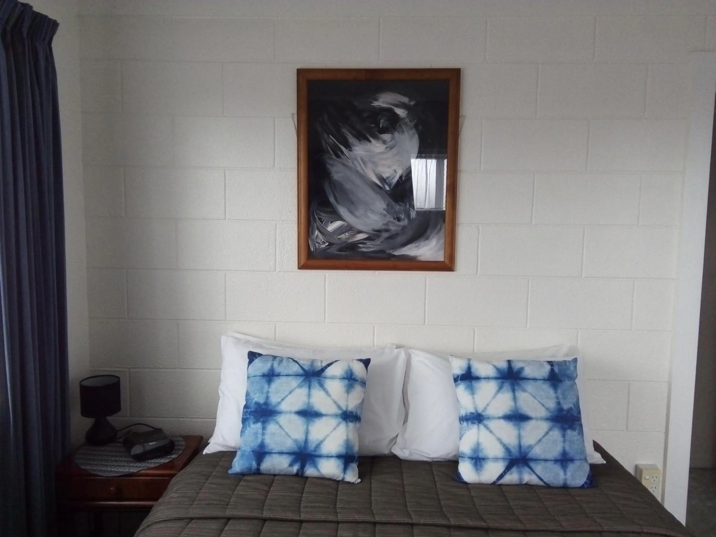 Bed in Redwood Lodge Motel