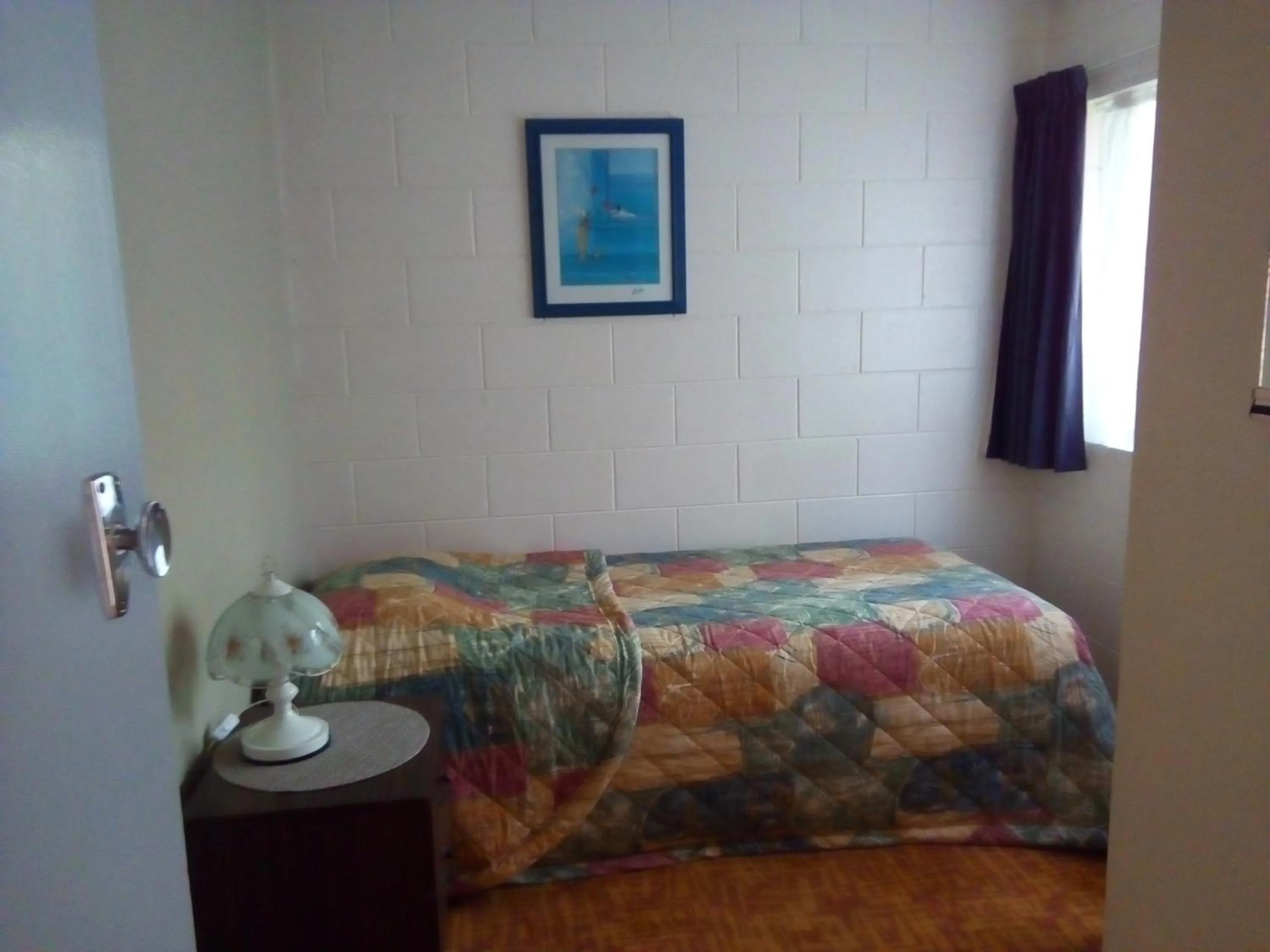 Bed in Redwood Lodge Motel