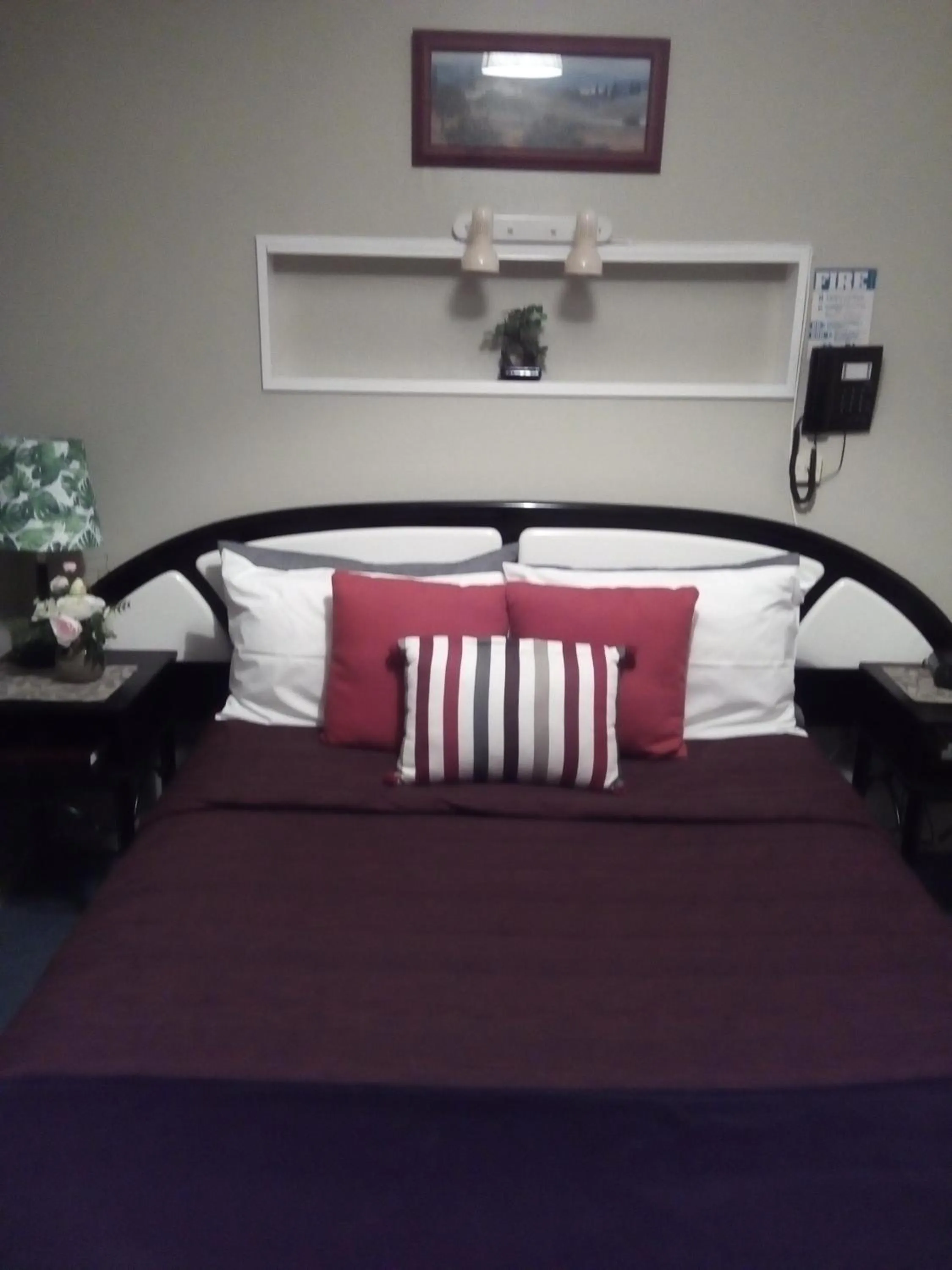 Bed in Redwood Lodge Motel