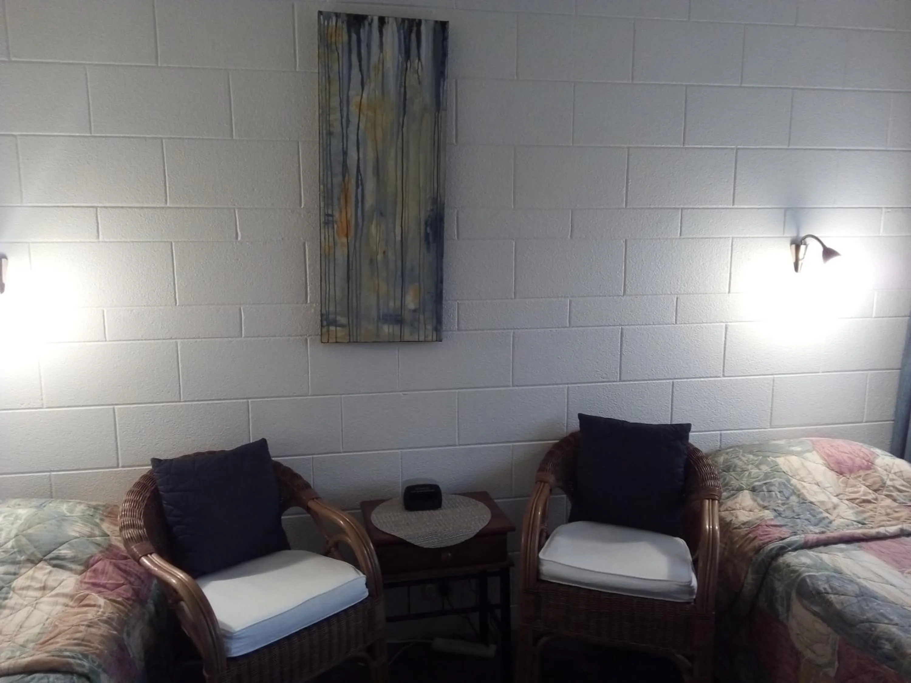 Bed in Redwood Lodge Motel