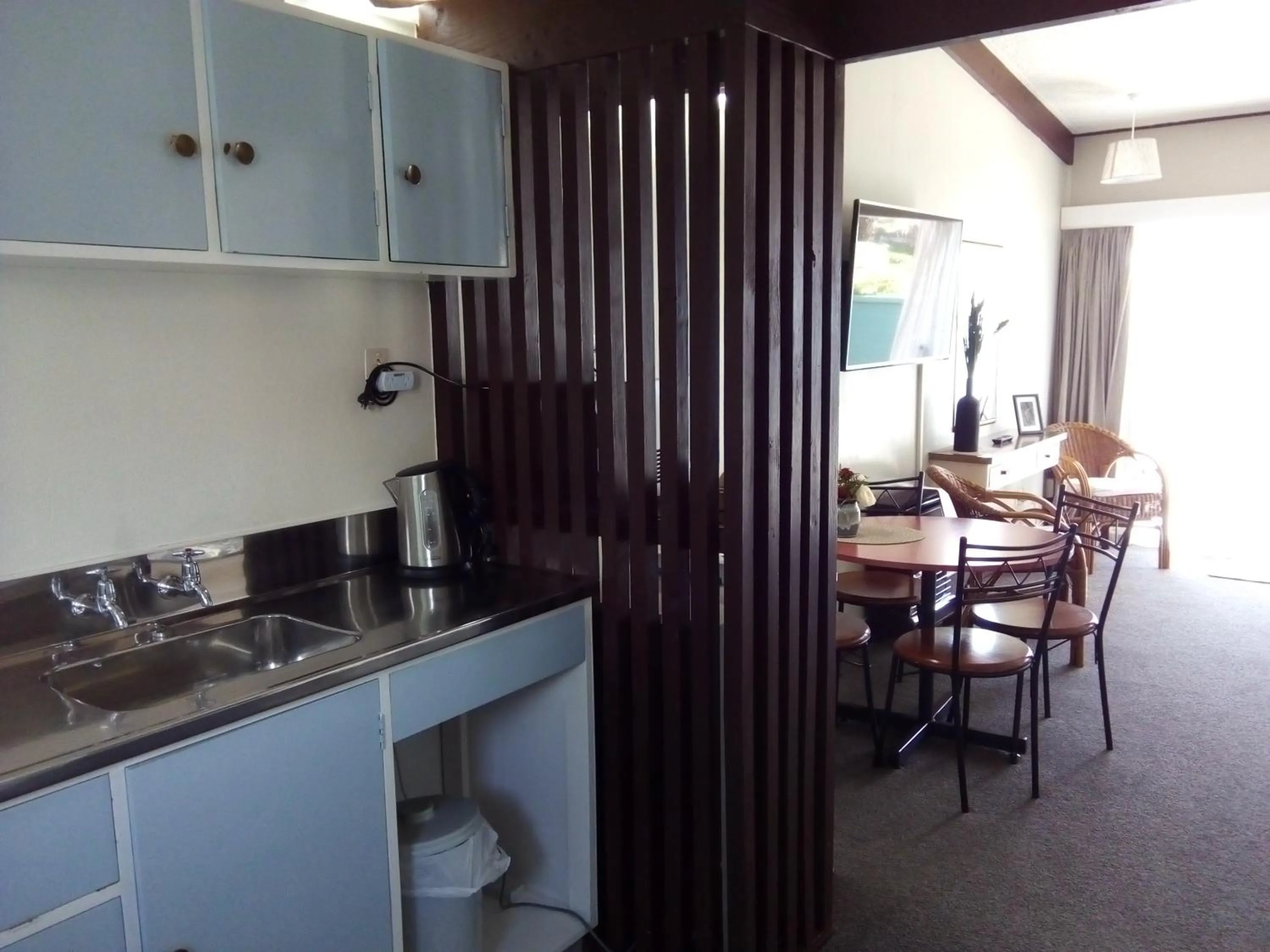 Kitchen or kitchenette in Redwood Lodge Motel