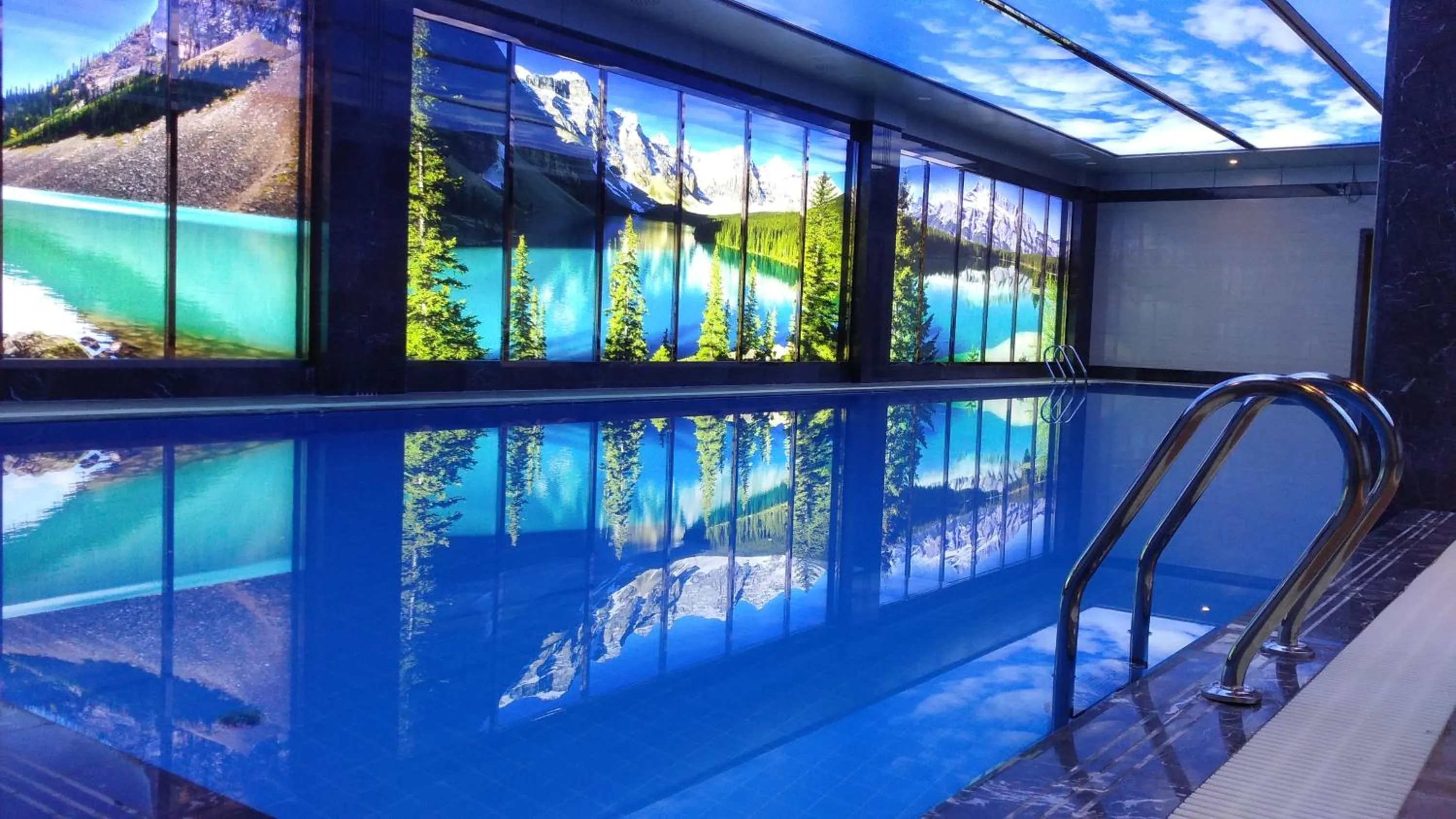 Swimming pool in Xi'an Lanxi International Hotel