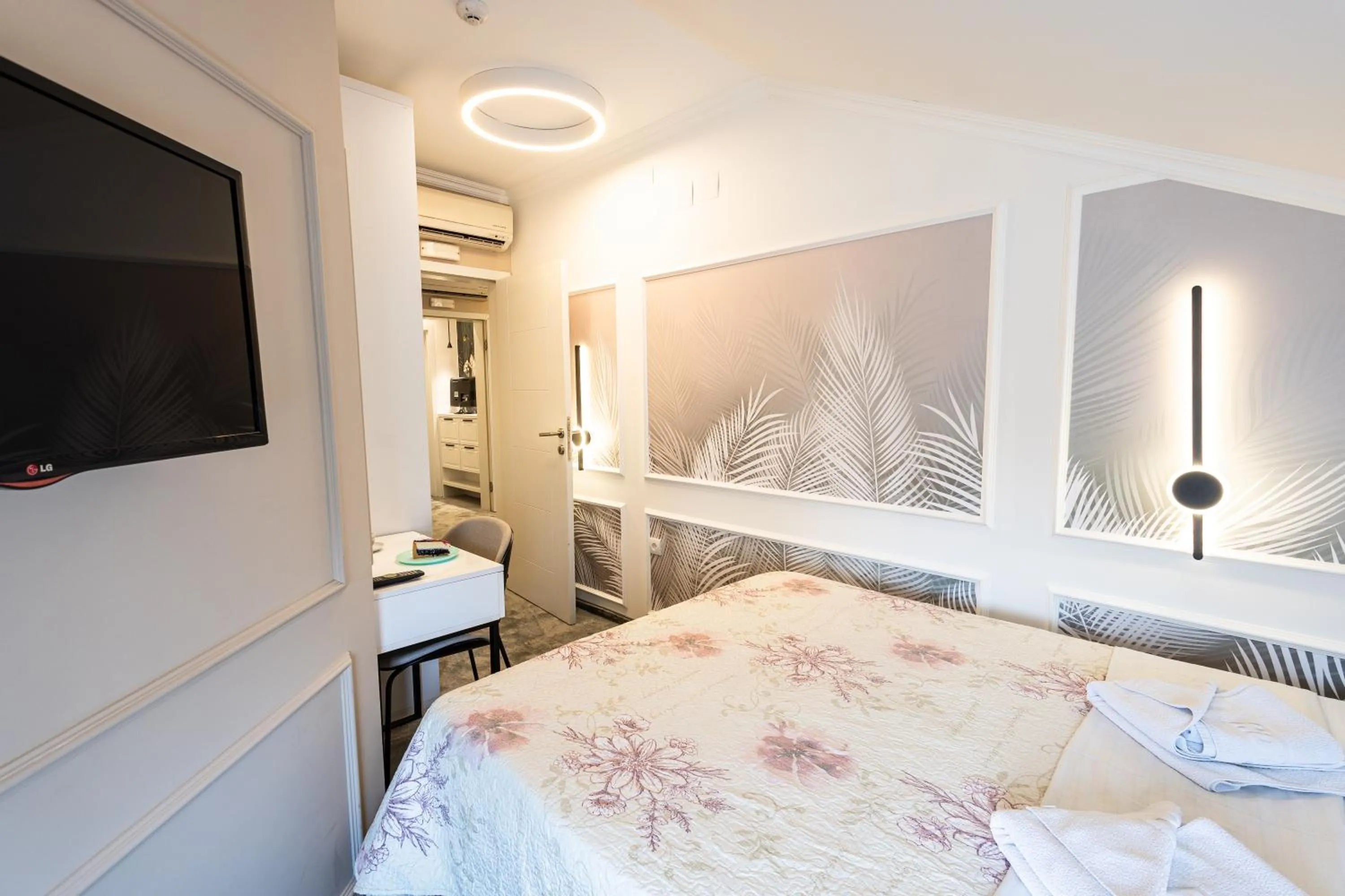 TV and multimedia, Bed in Garni Hotel Lotos