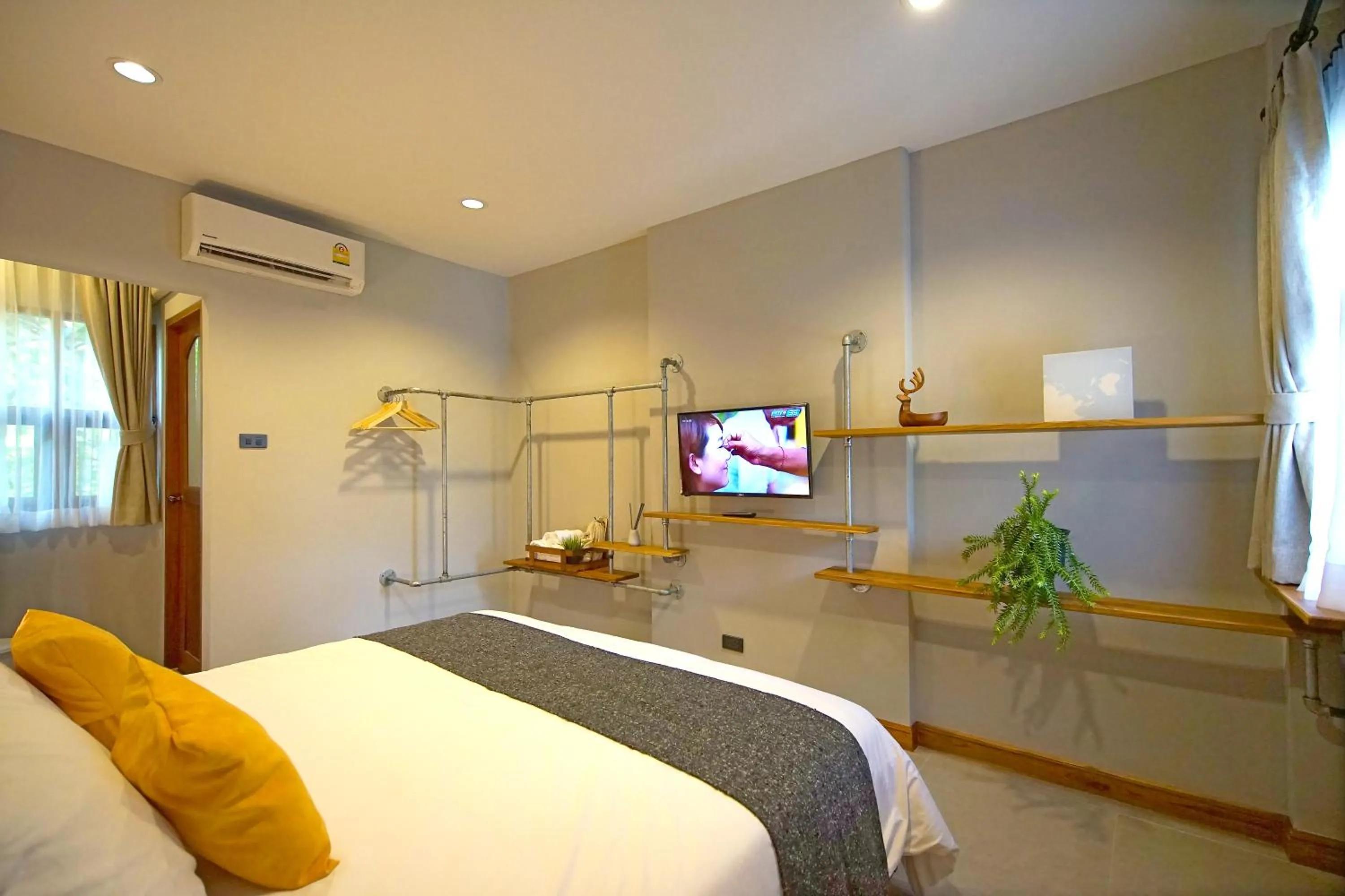 Photo of the whole room, Bed in Yellow Pillow village