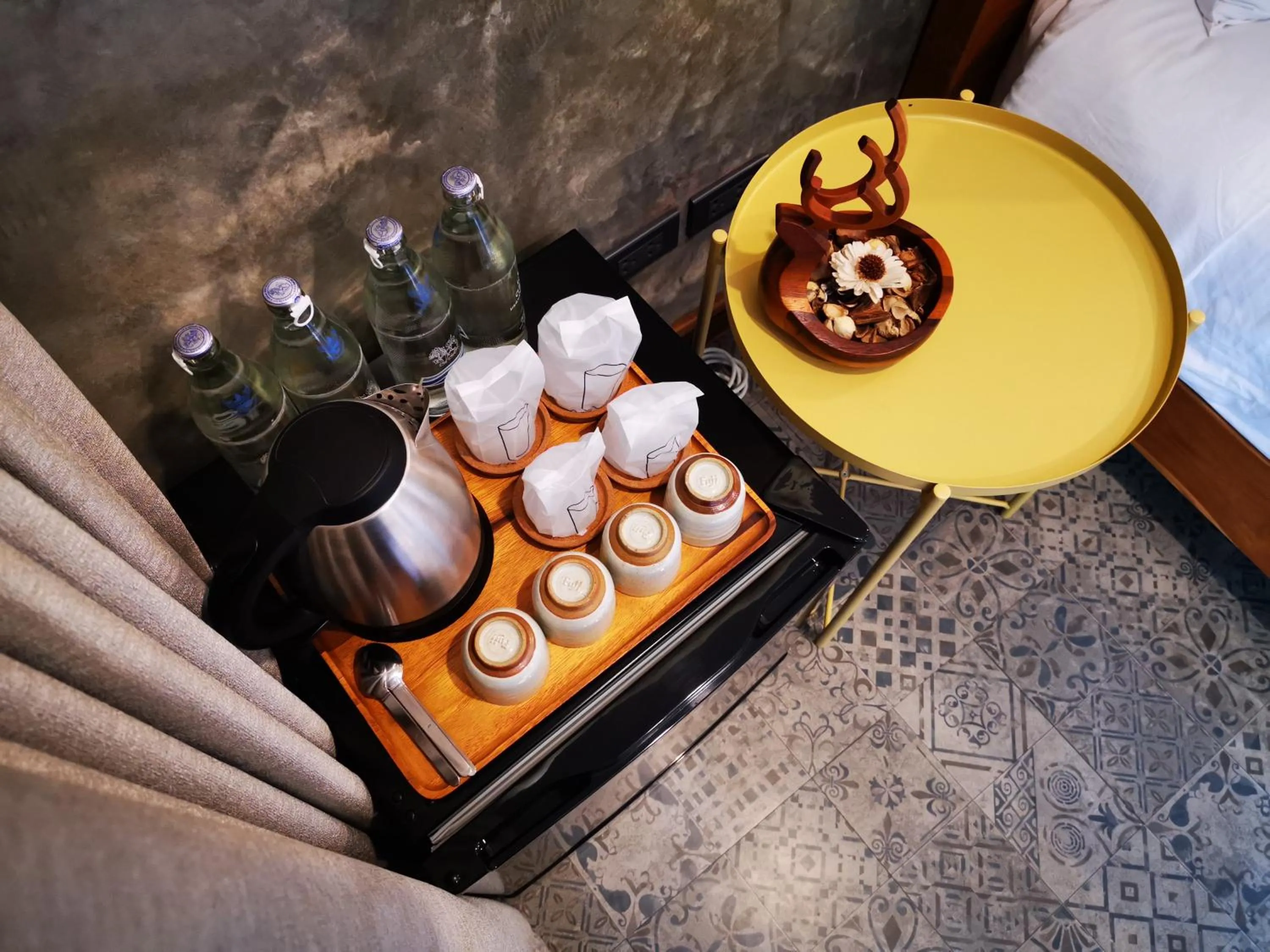 Coffee/tea facilities in Yellow Pillow village