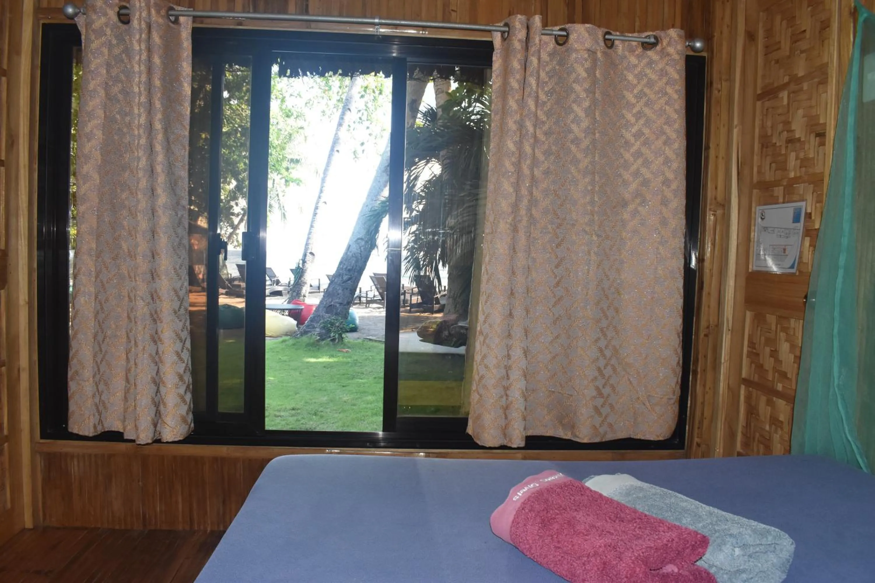 Bed in AivyMaes Divers Resort