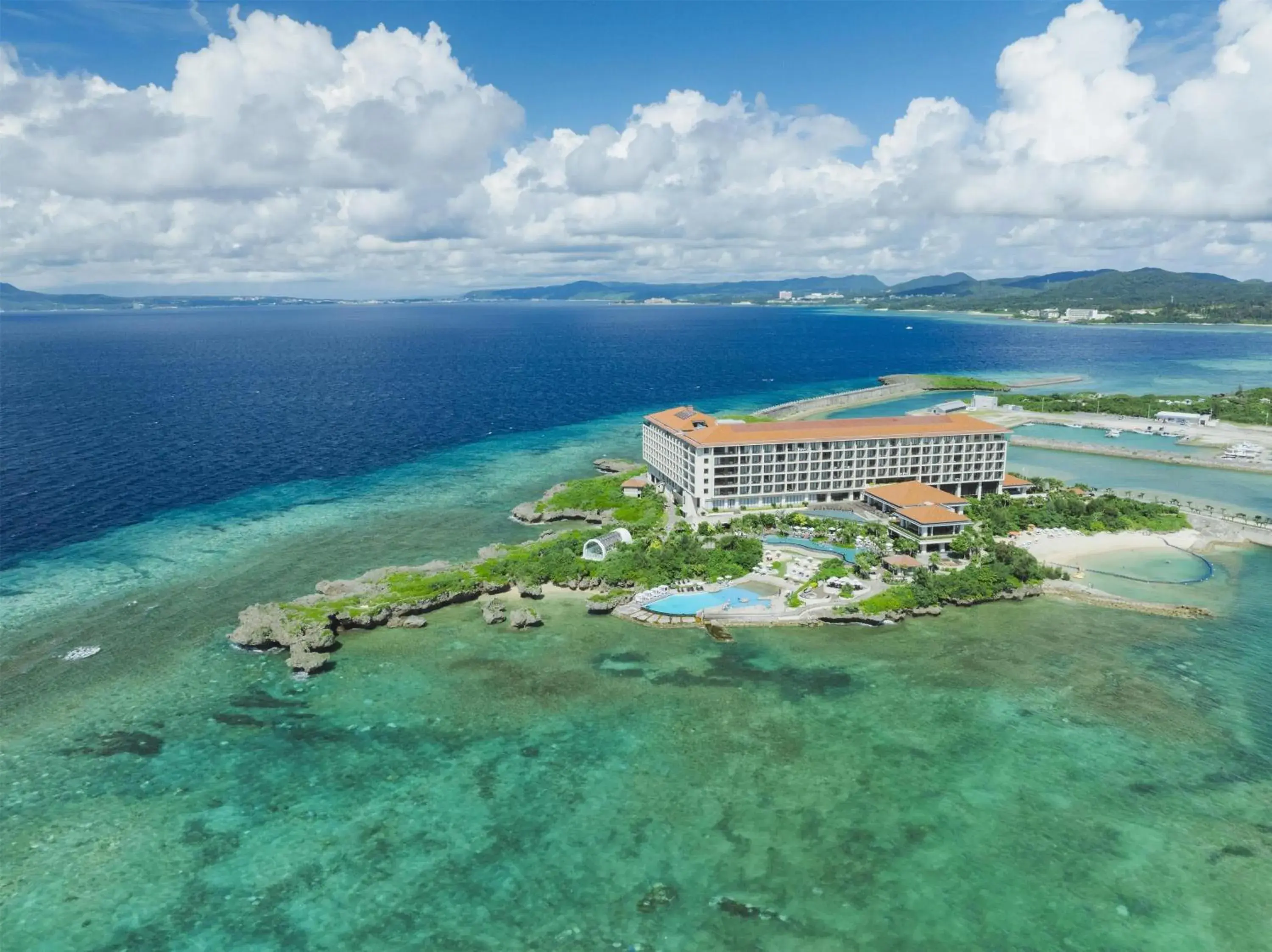 Property building in Hyatt Regency Seragaki Island Okinawa Property building in Hyatt Regency Seragaki Island Okinawa