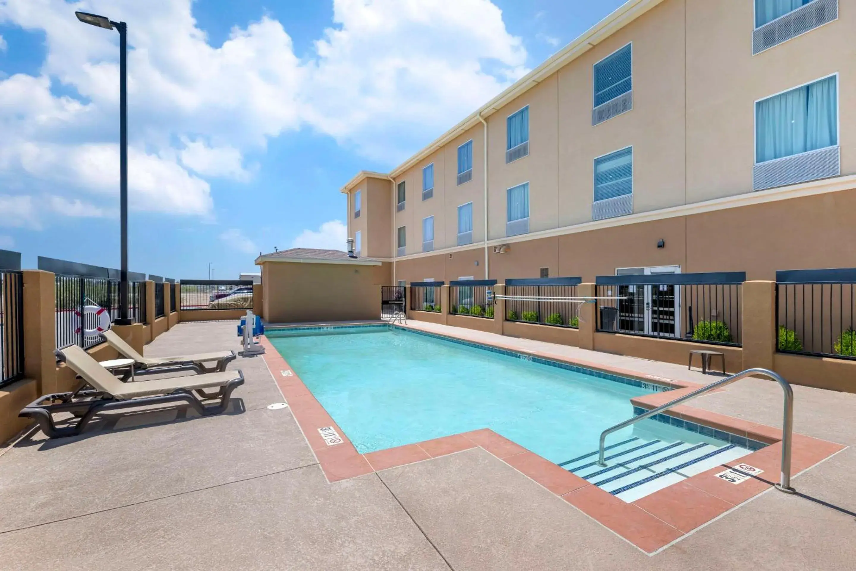 Swimming pool in Quality Inn & Suites Carlsbad Caverns Area Swimming pool in Quality Inn & Suites Carlsbad Caverns Area