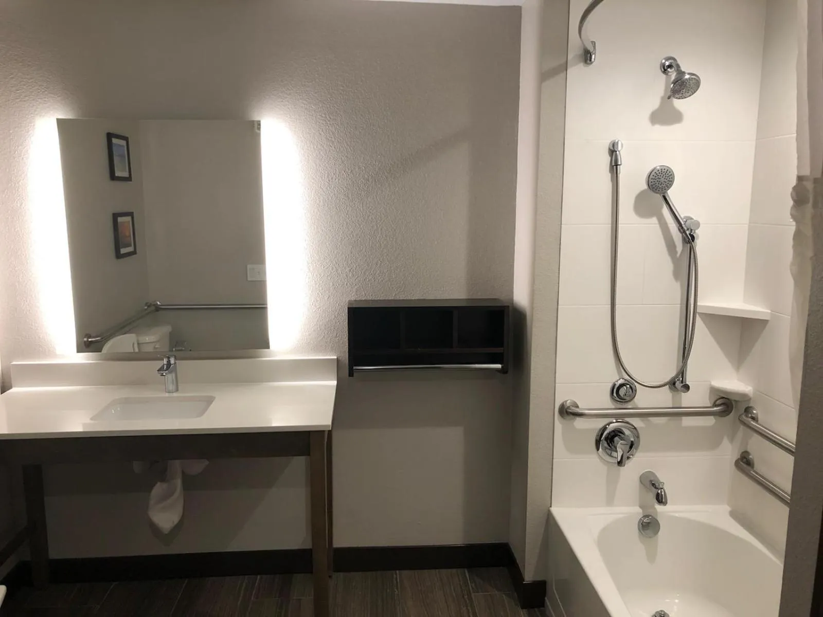 Bathroom in Comfort Suites Fort Lauderdale Airport & Cruise Port