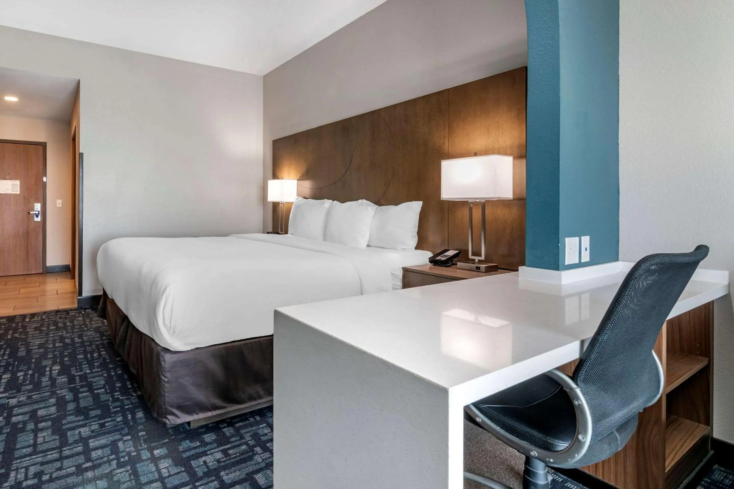 Photo of the whole room, Bed in Comfort Suites Fort Lauderdale Airport & Cruise Port