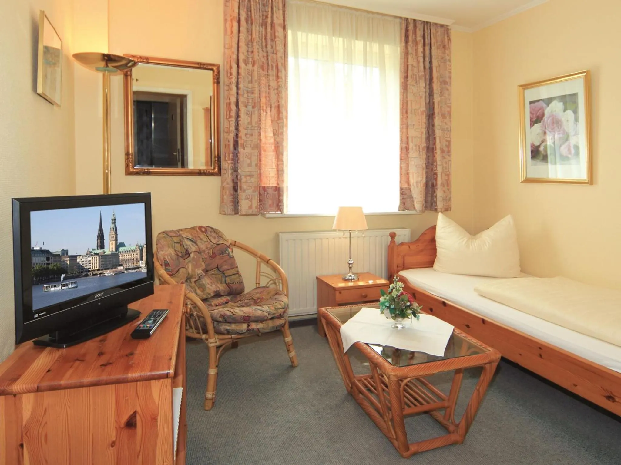 Bedroom, Bed in Hotel-Café Kampe