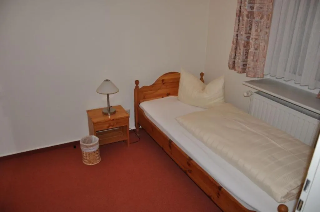 Bedroom, Bed in Hotel-Café Kampe