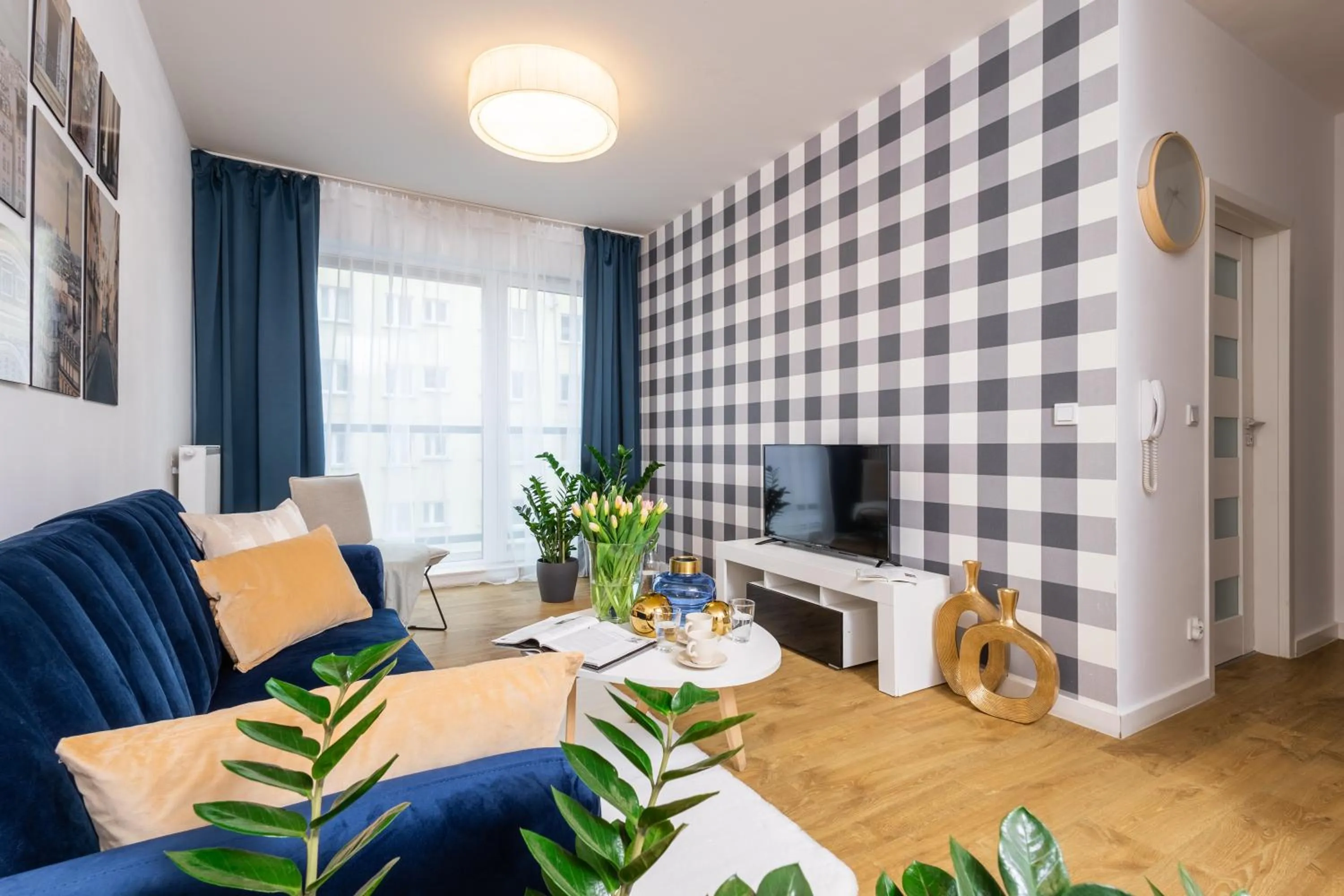 TV and multimedia in Deluxe Apartments by The Railway Station Wroclaw - parking w cenie