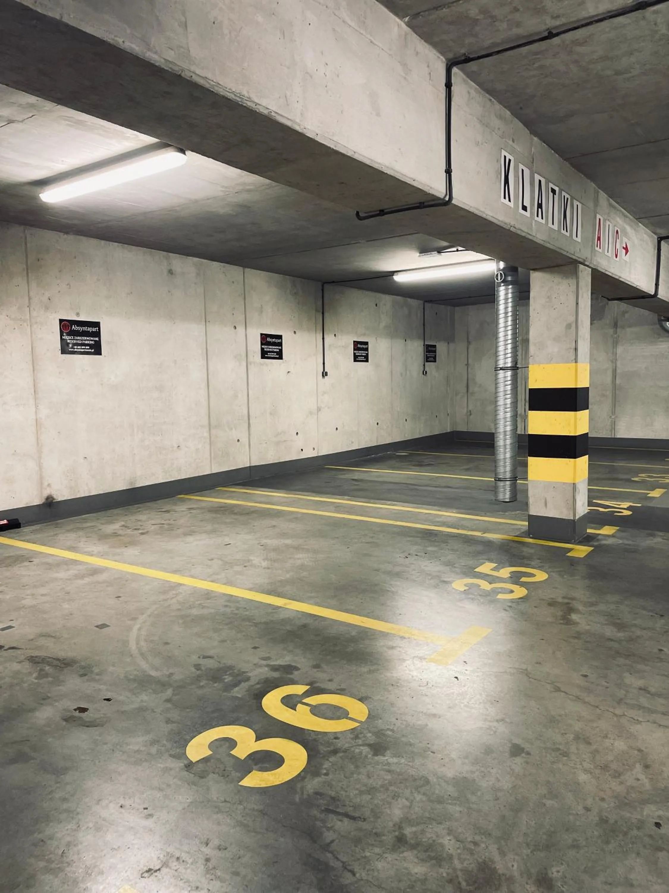 Parking in Deluxe Apartments by The Railway Station Wroclaw - parking w cenie