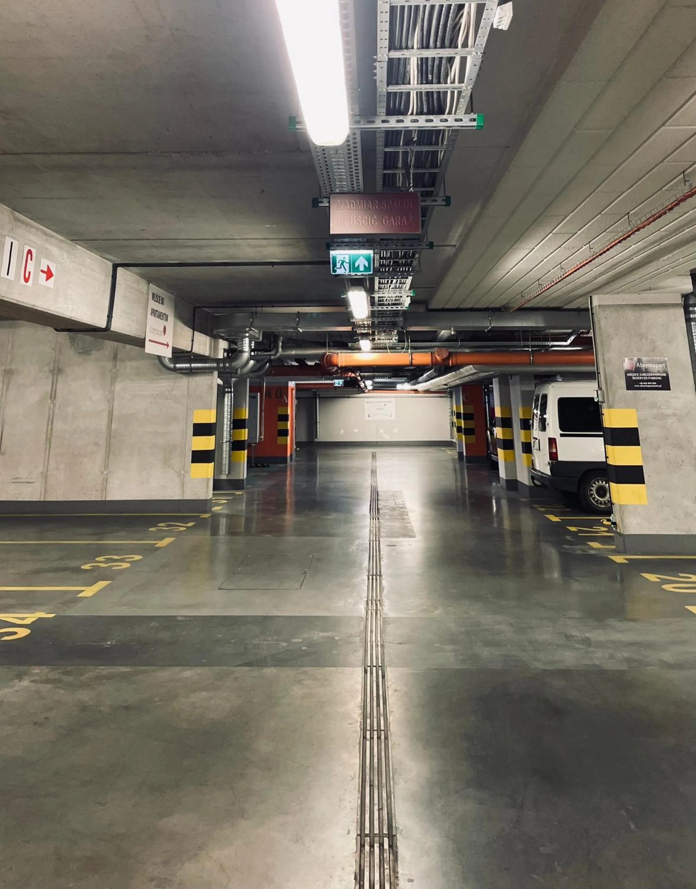 Parking in Deluxe Apartments by The Railway Station Wroclaw - parking w cenie