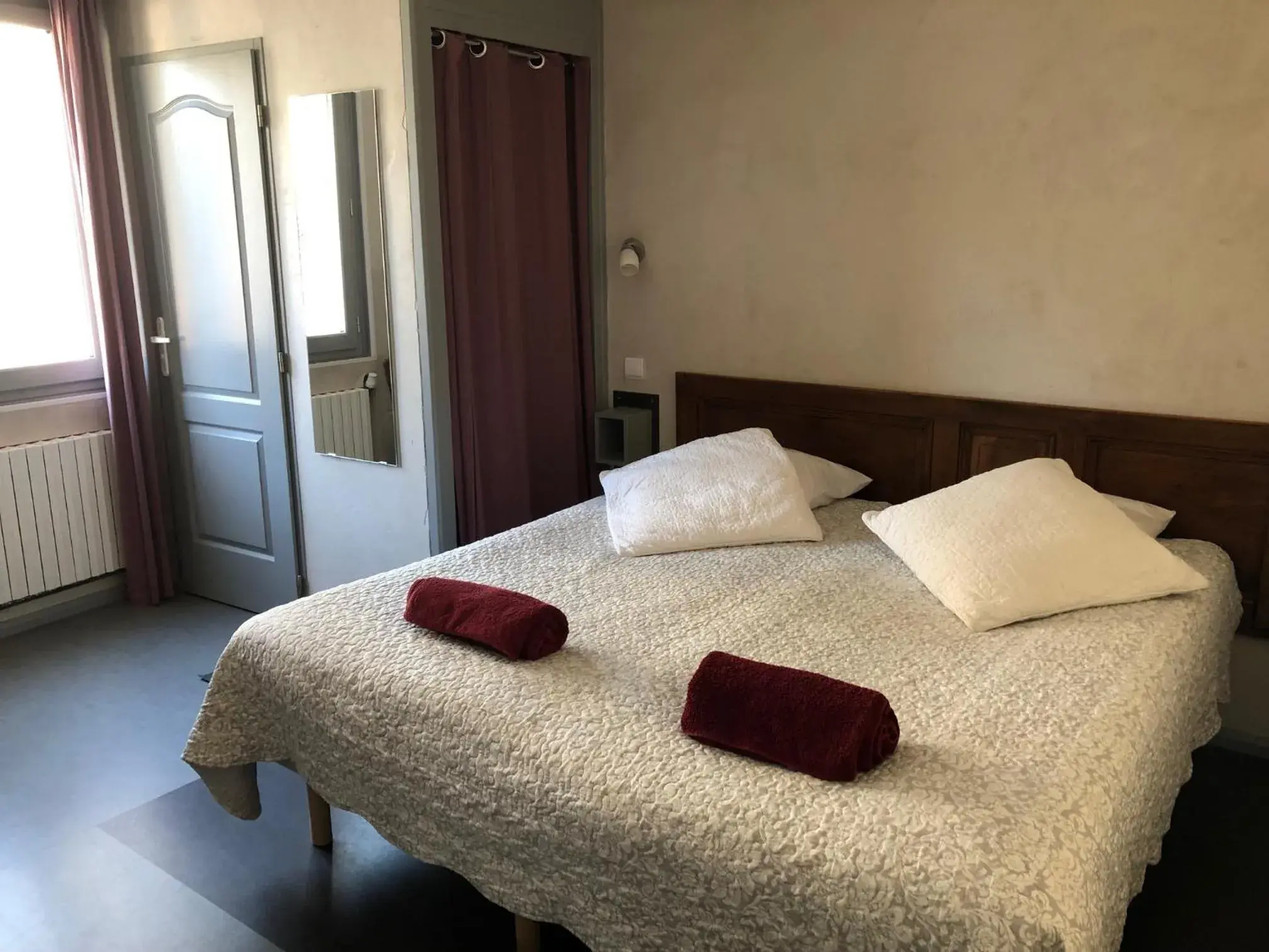 Double Room in Hôtel Les Templiers Double Room in Hôtel Les Templiers