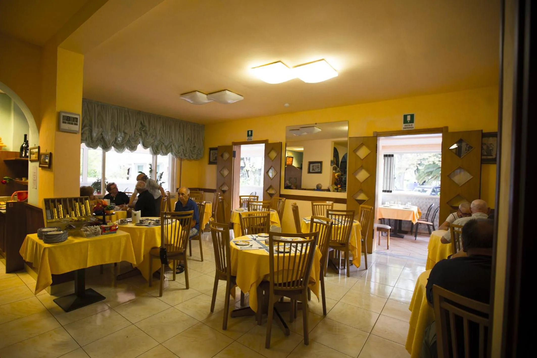 Restaurant/places to eat in Hotel Daisy