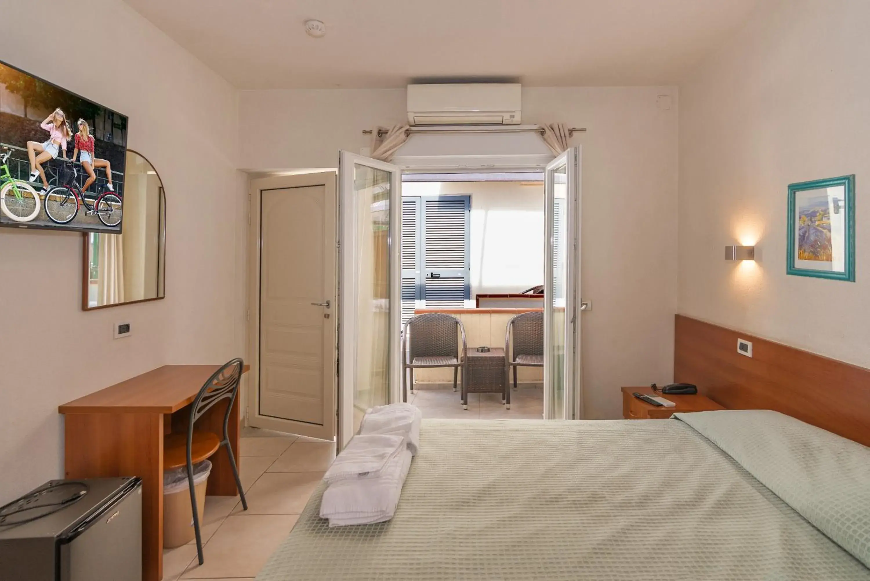 Triple Room with Balcony in Hotel Daisy Triple Room with Balcony in Hotel Daisy