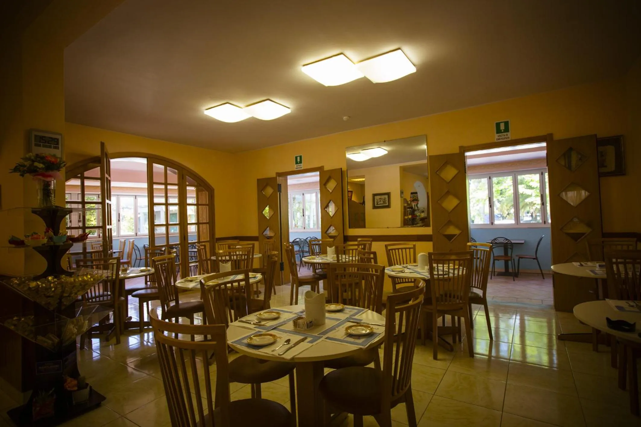 Restaurant/places to eat in Hotel Daisy