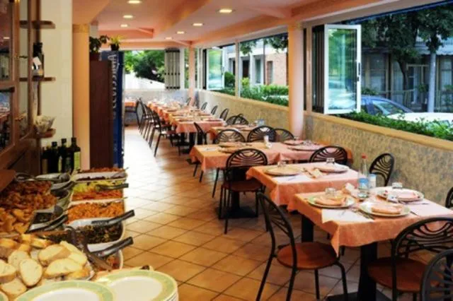 Restaurant/places to eat in Hotel Daisy