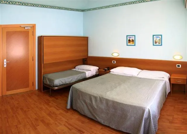 Photo of the whole room in Hotel Daisy