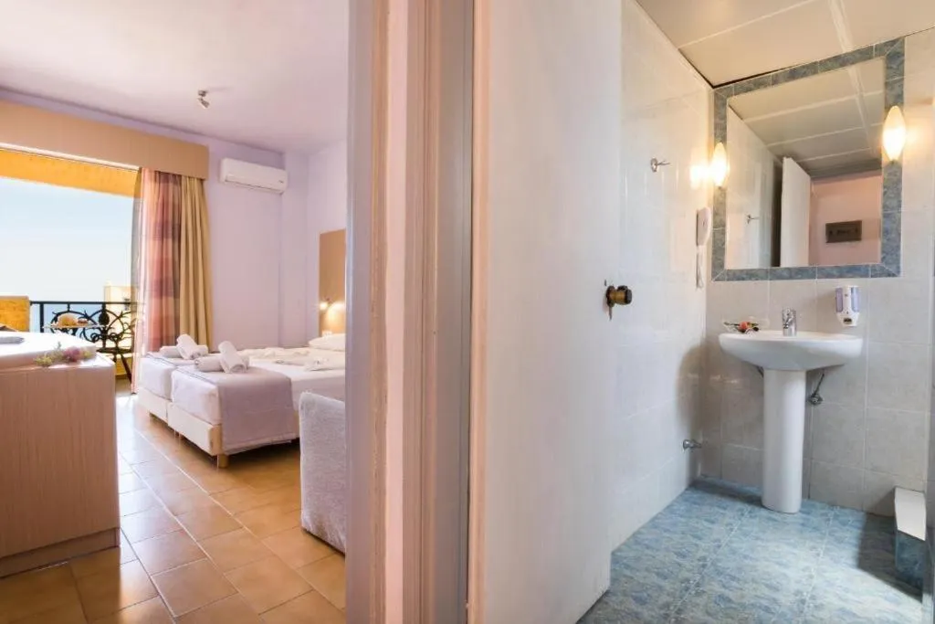 Bedroom, Bed in Atlantis Hotel