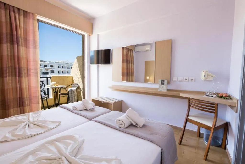 Photo of the whole room, Bed in Atlantis Hotel