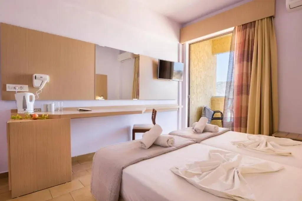 Photo of the whole room, Bed in Atlantis Hotel Photo of the whole room, Bed in Atlantis Hotel