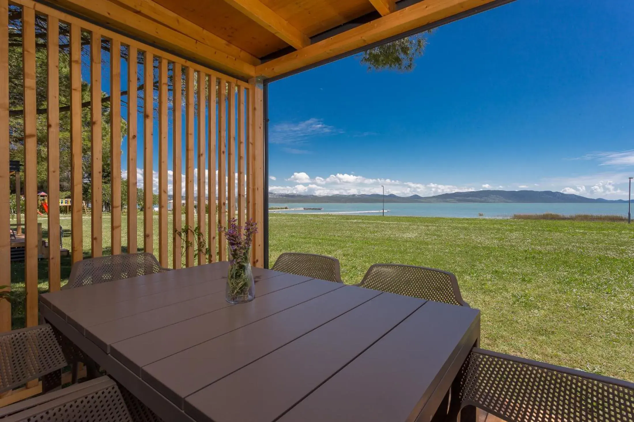 Deluxe Two-Bedroom Mobile Home with Terrace and Lake View in Camp Vransko lake - Mobile homes Deluxe Two-Bedroom Mobile Home with Terrace and Lake View in Camp Vransko lake - Mobile homes