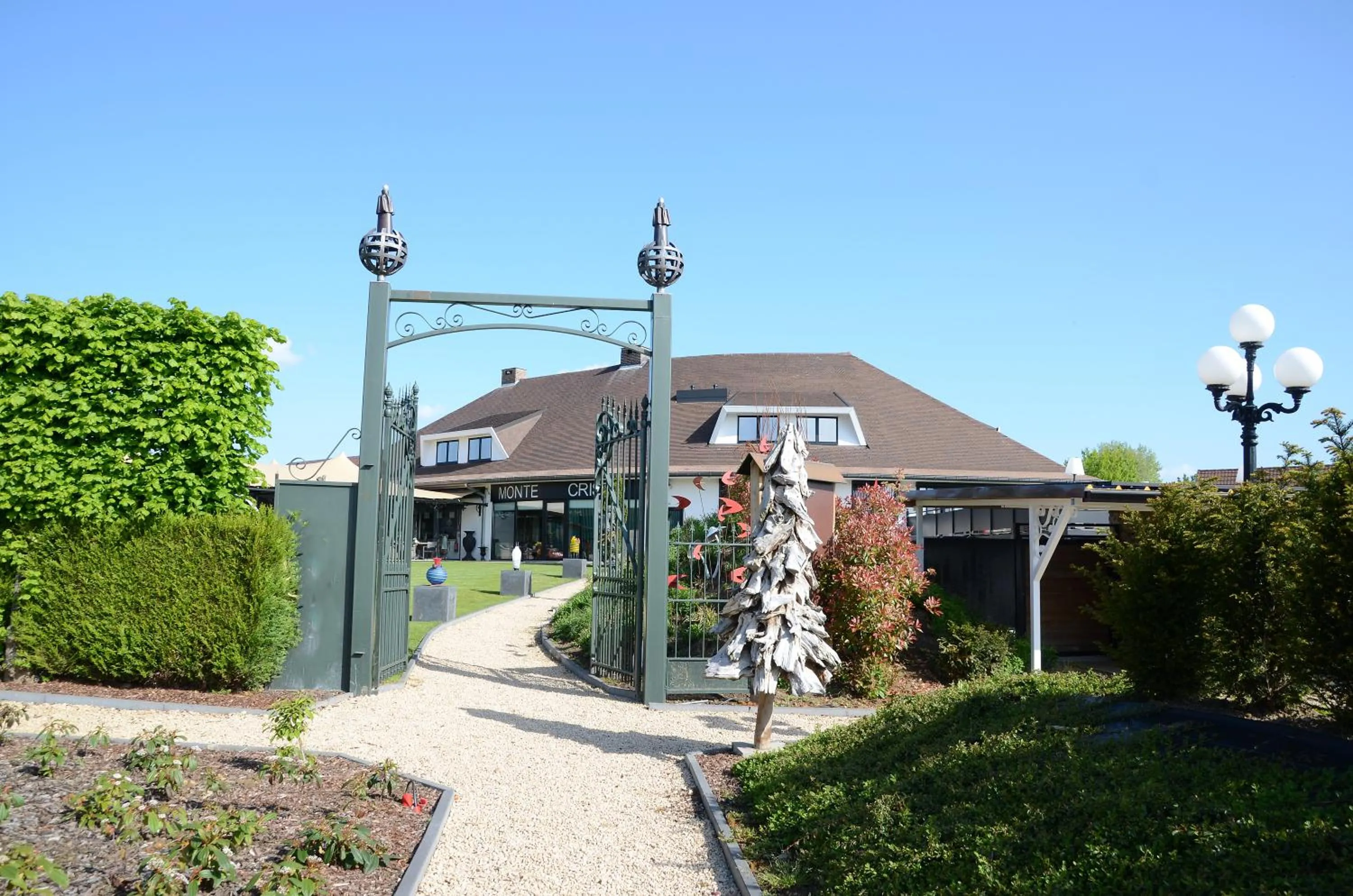 Property building in Hotel Monte Cristo