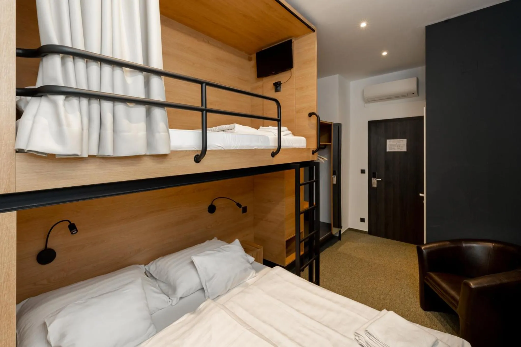 Photo of the whole room, Bed in Garda Hotel