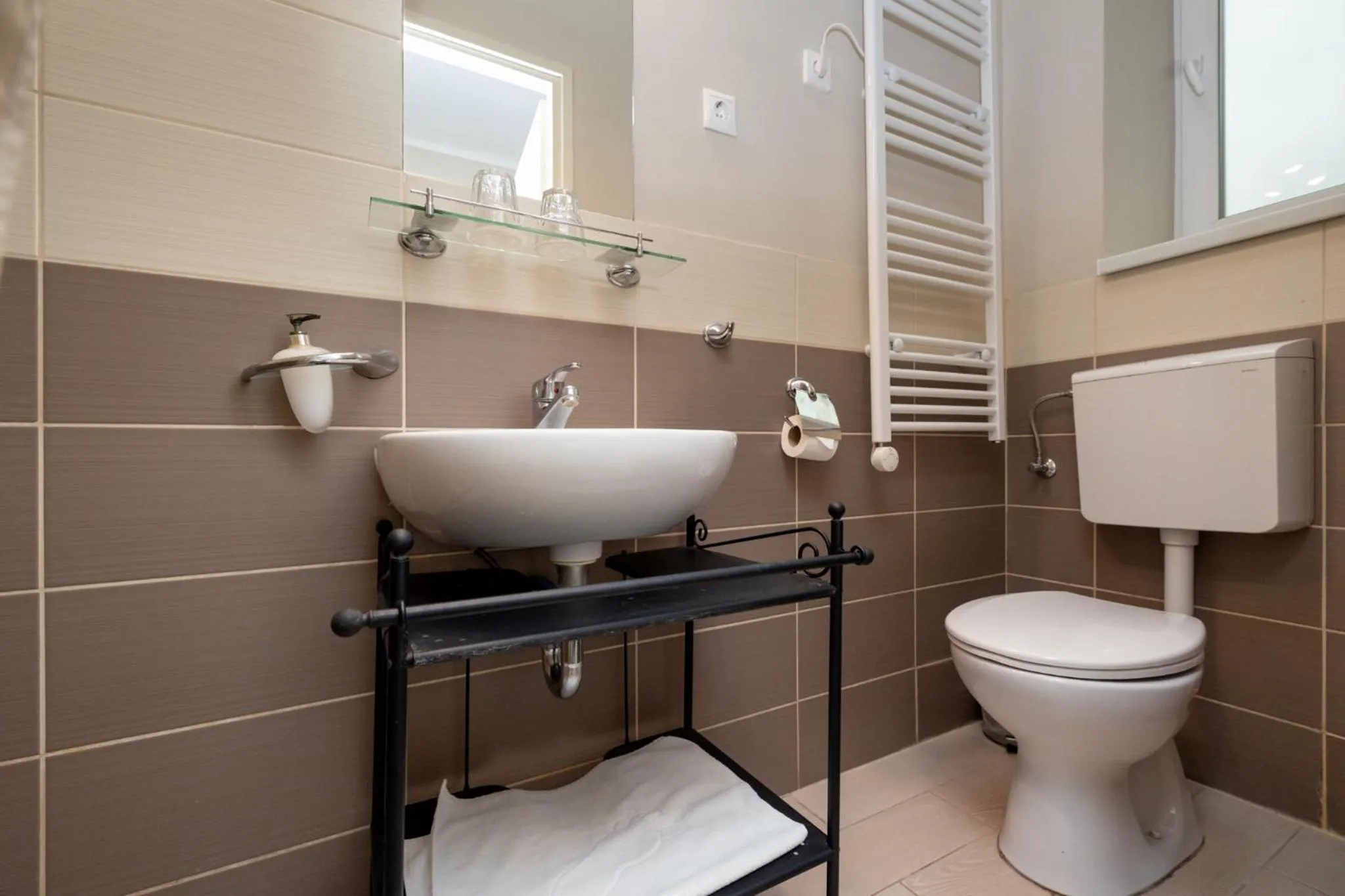 Toilet in Garda Hotel