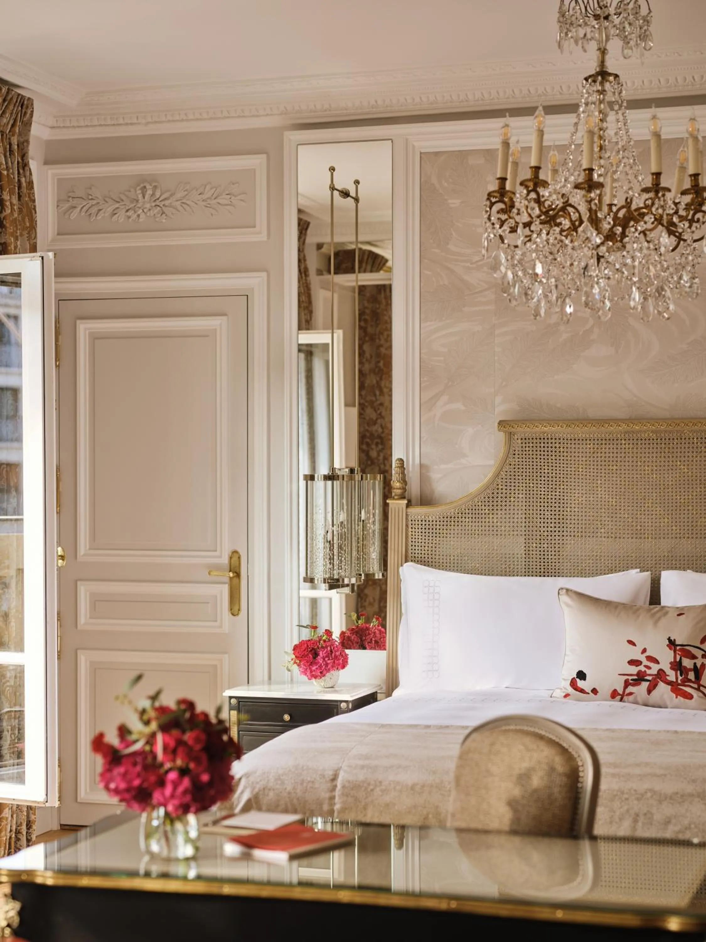 Bedroom, Bed in Hôtel Plaza Athénée - Dorchester Collection