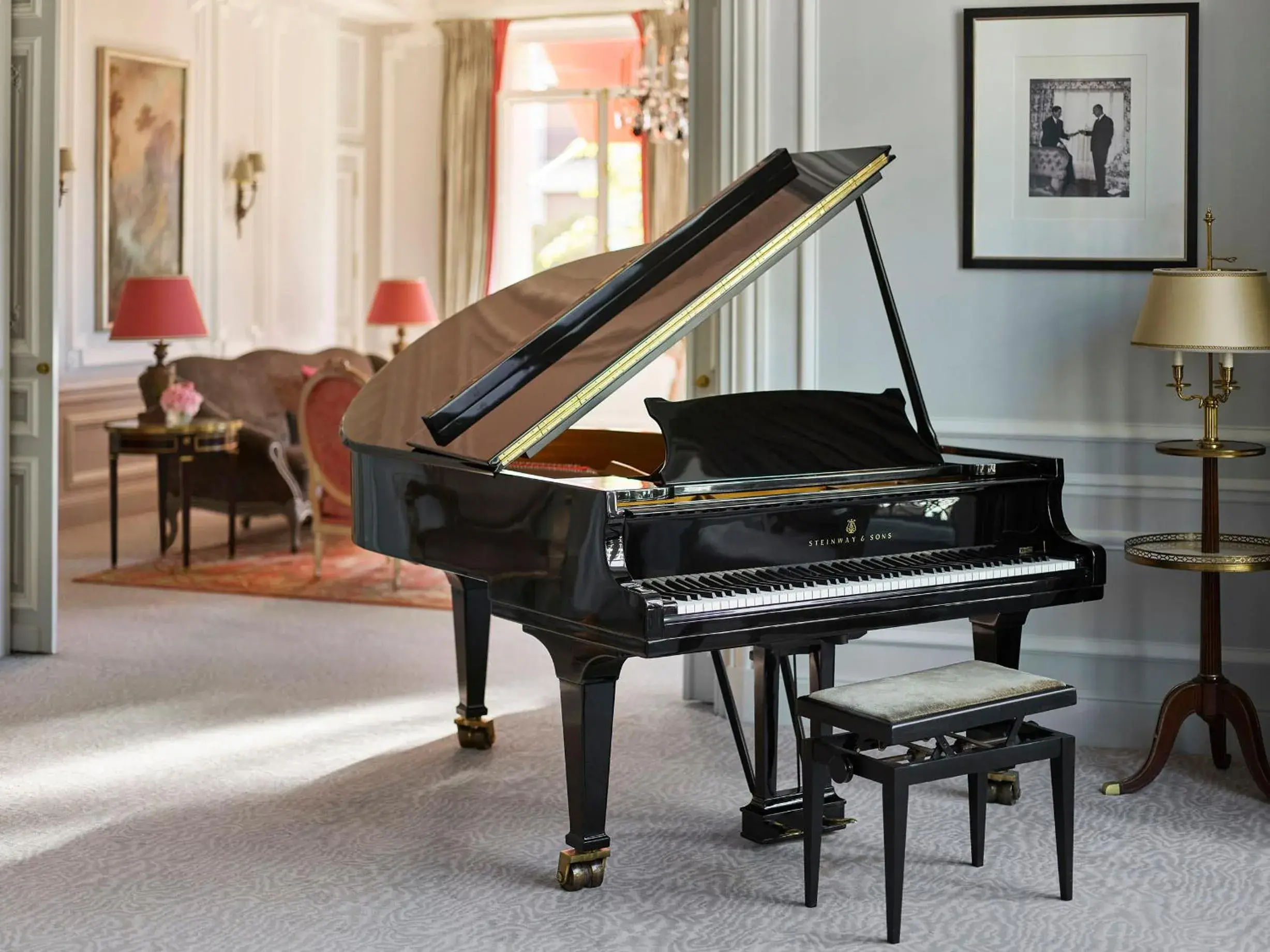 Living room in Hôtel Plaza Athénée - Dorchester Collection Living room in Hôtel Plaza Athénée - Dorchester Collection