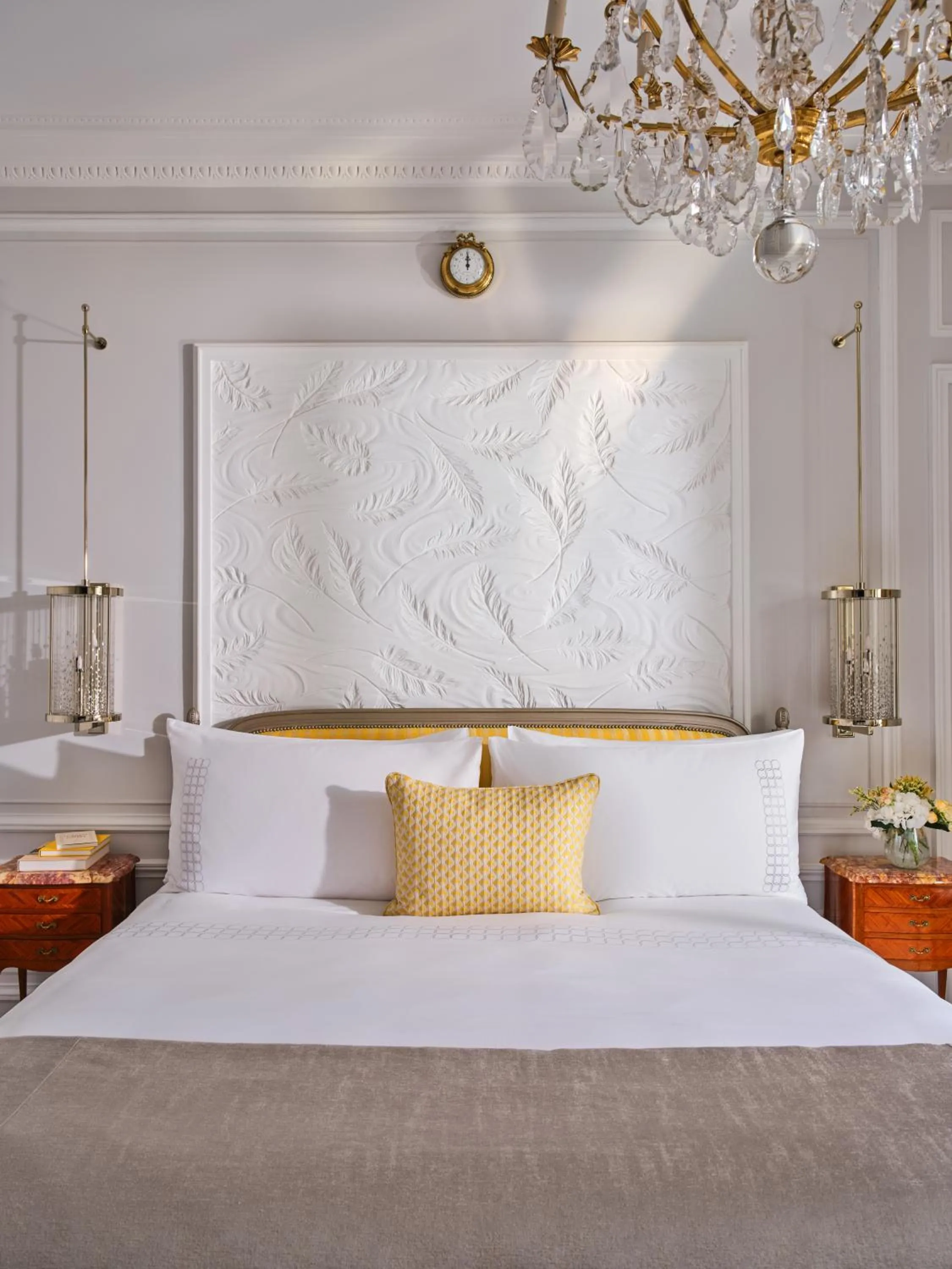 Bed in Hôtel Plaza Athénée - Dorchester Collection
