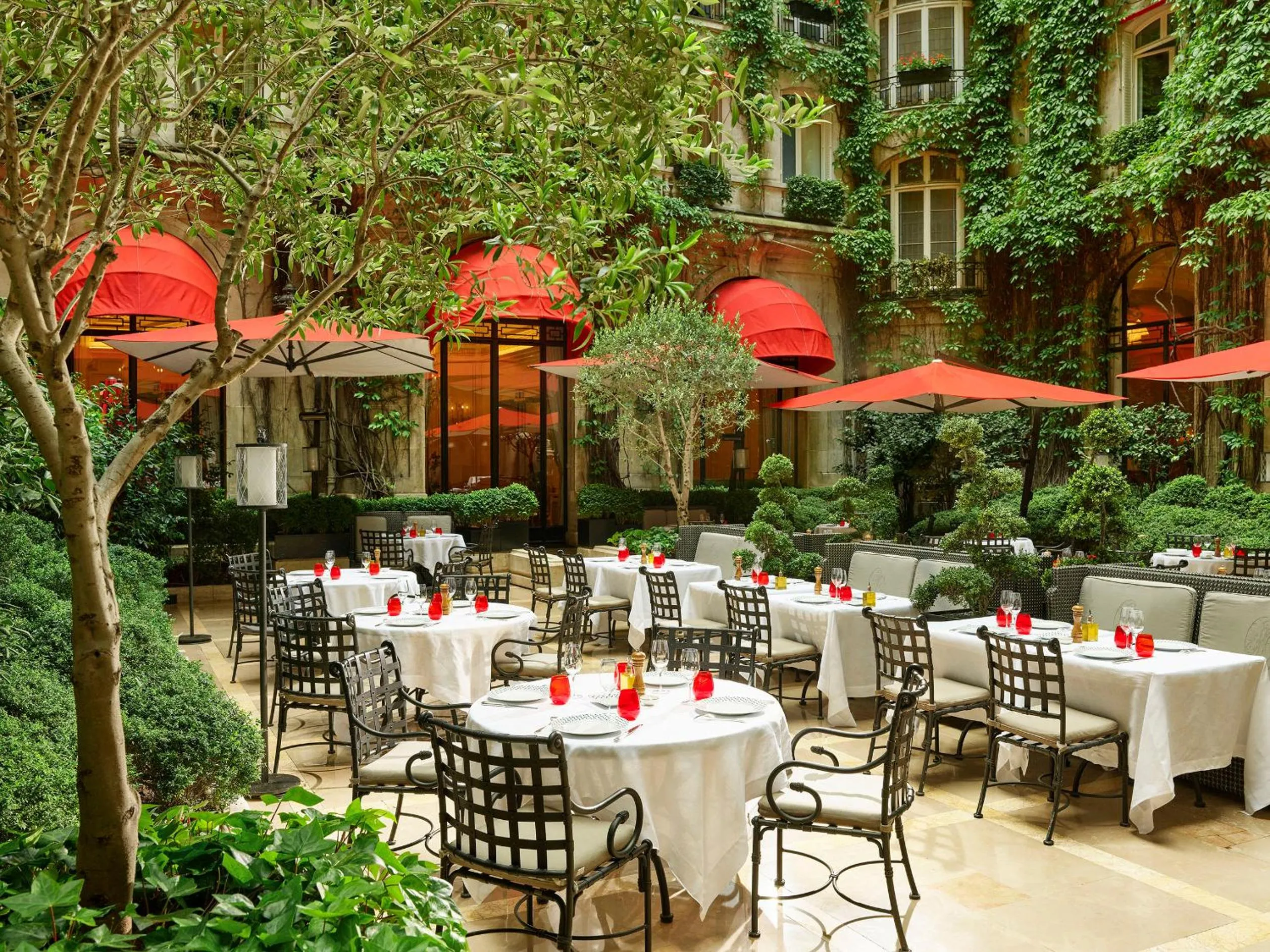 Patio in Hôtel Plaza Athénée - Dorchester Collection