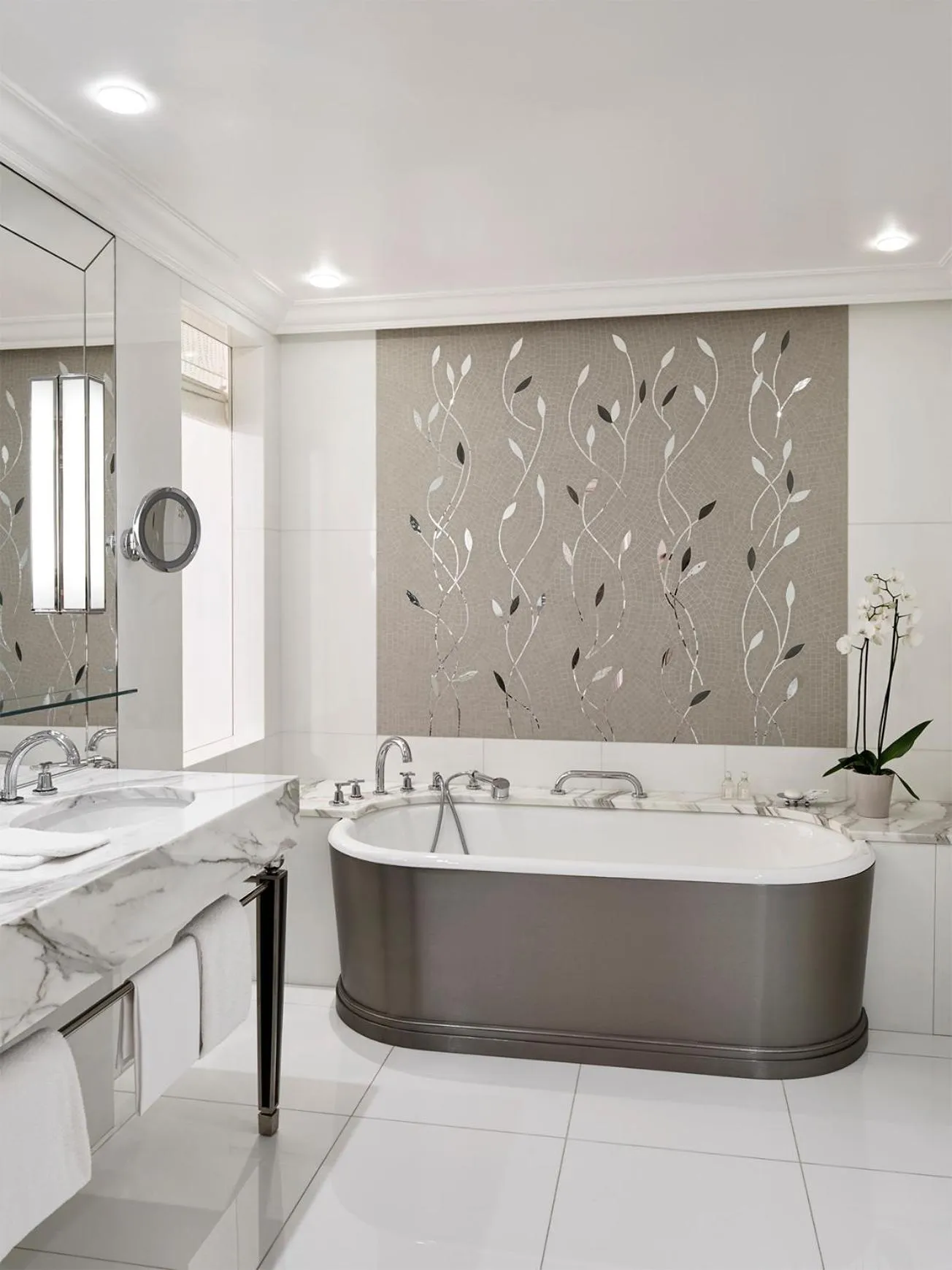 Bathroom in Hôtel Plaza Athénée - Dorchester Collection