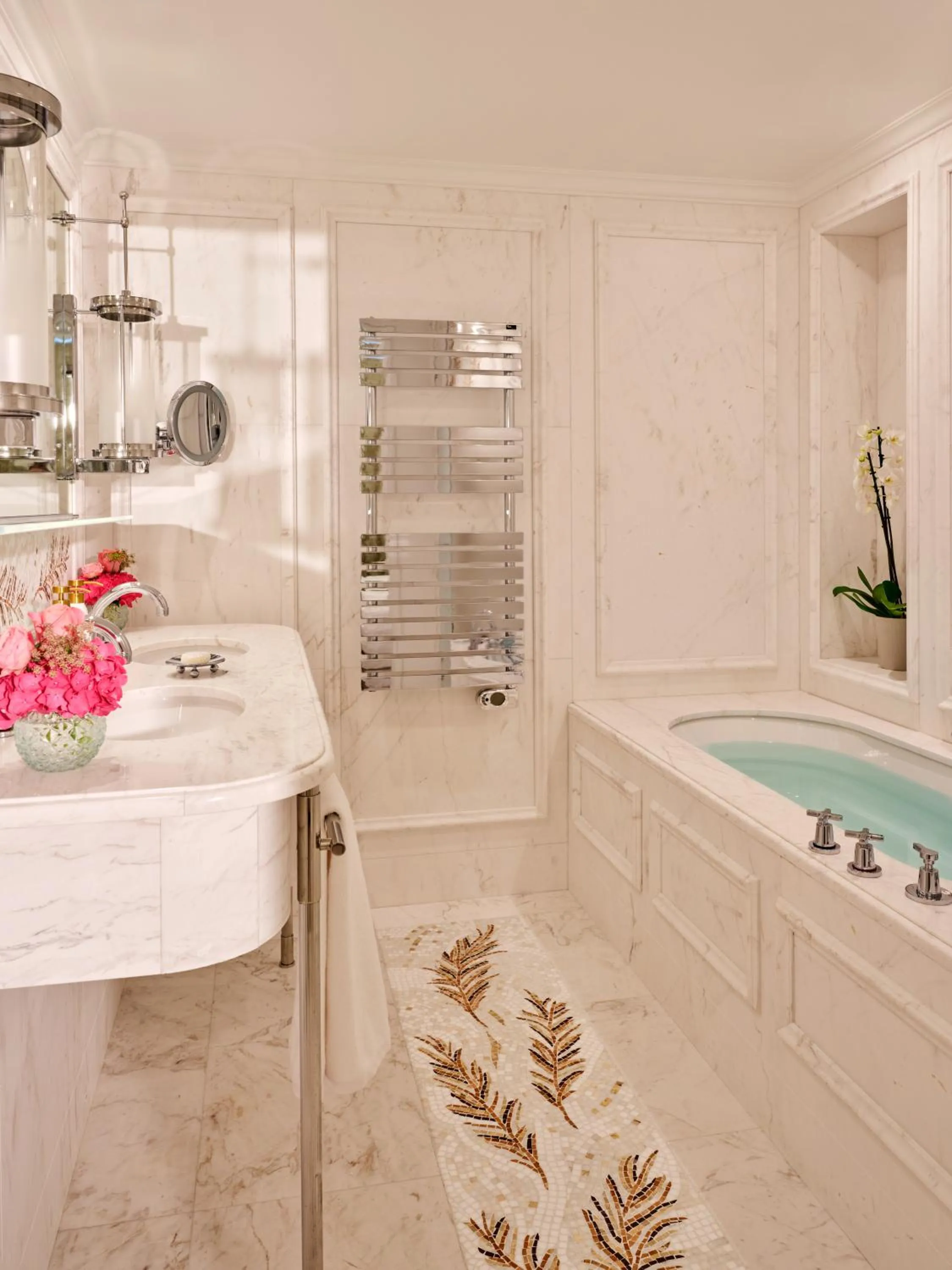 Bathroom in Hôtel Plaza Athénée - Dorchester Collection